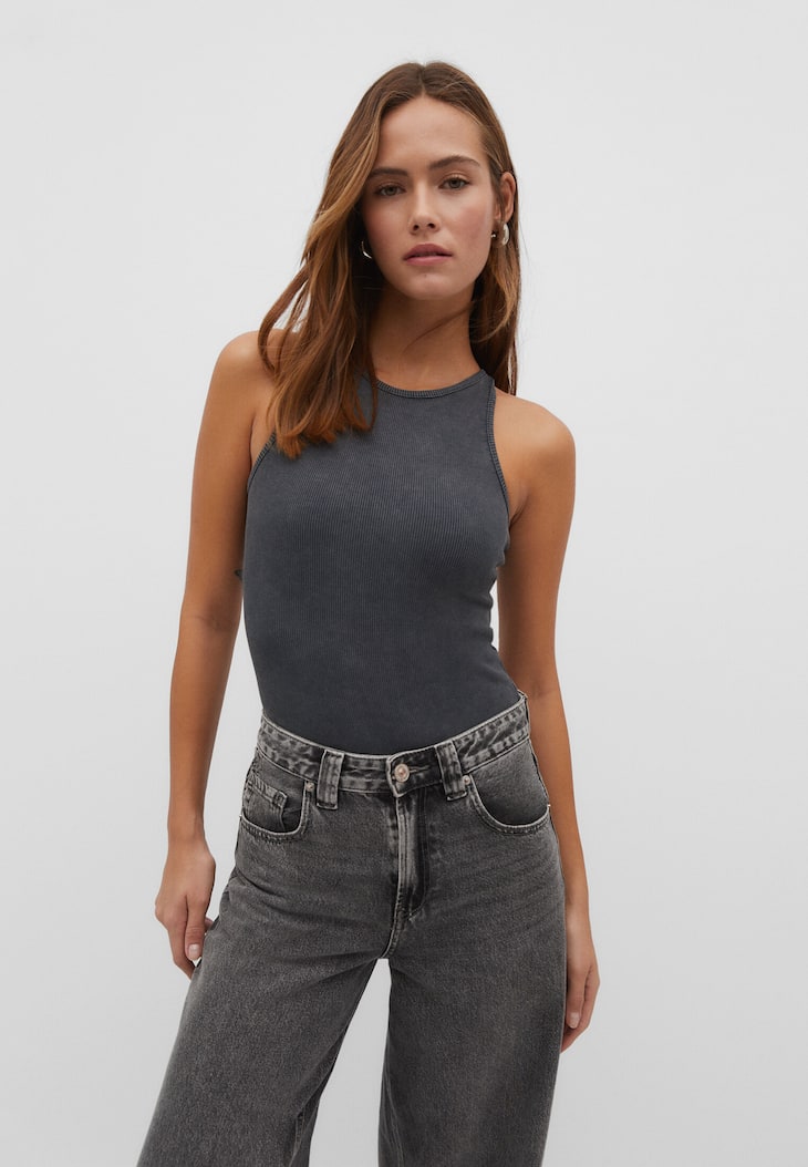 Body com decote halter e efeito desbotado nas costas.