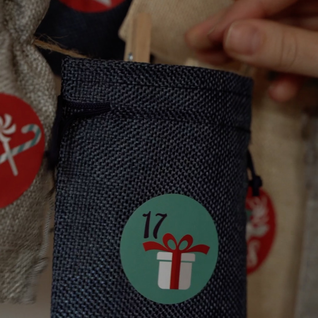 (97-tlg. Set) DIY Adventskalender zum Befüllen Weihnachts Kalender Beutel inkl. Sticker / Klammer / Schnur - Style 1