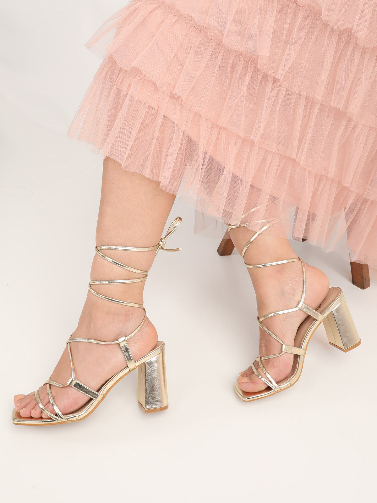 Sandales à talons et lacets- Doré