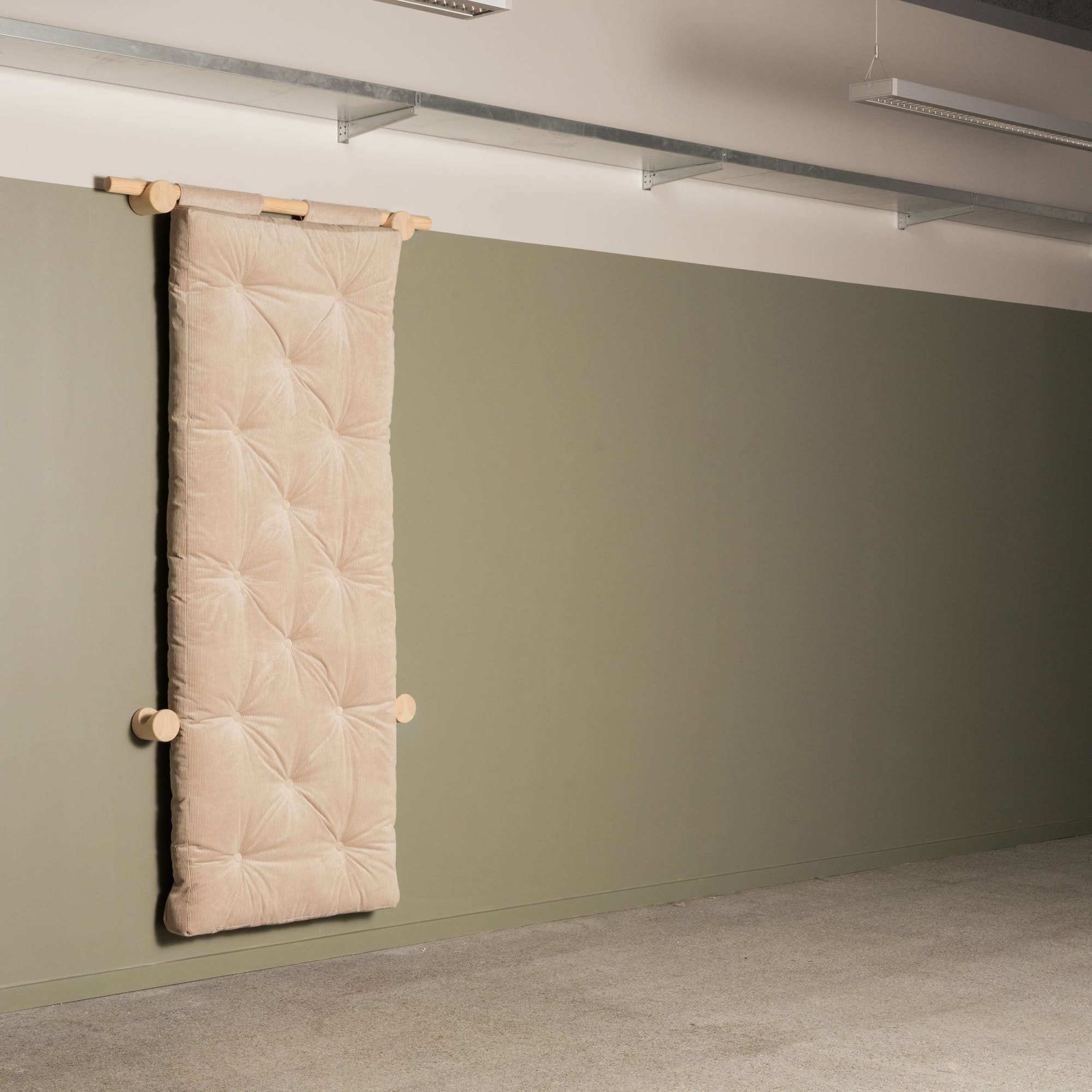 Karup Design Schlafsofa »Hooked Sofa Bed / Sleeper Chair – Sitz- oder Schlafplatz, platzsparend« Futonmatratze inkl. Halterungsset aus FSC®-zertifiziertem Massivholz