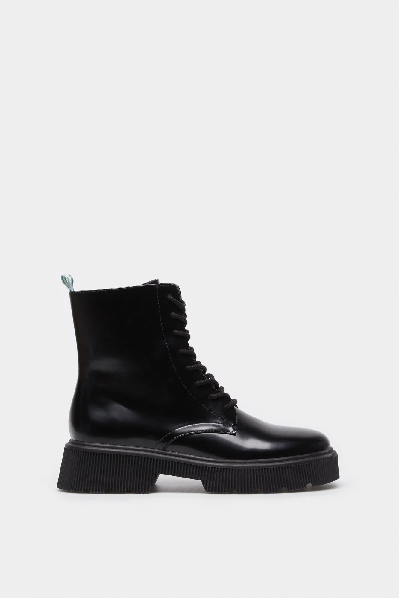 Bota com efeito de couro envernizado e sola tratorada