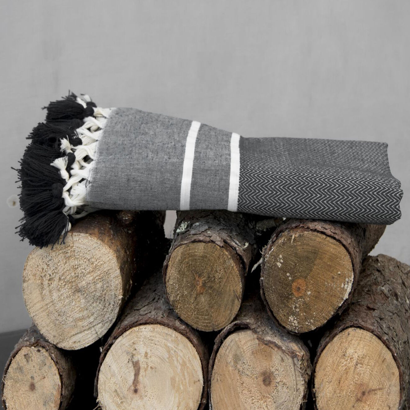 Febronie Plaid Stockholm Chevron Pompon Losange noir