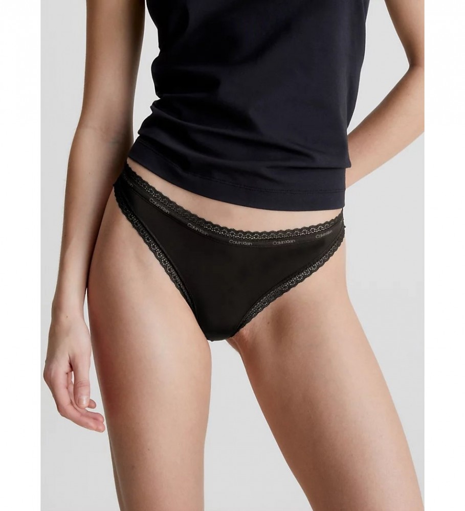 Conjunto de 3 calcinhas fio dental Calvin Klein Up: preta, branca e bege.
