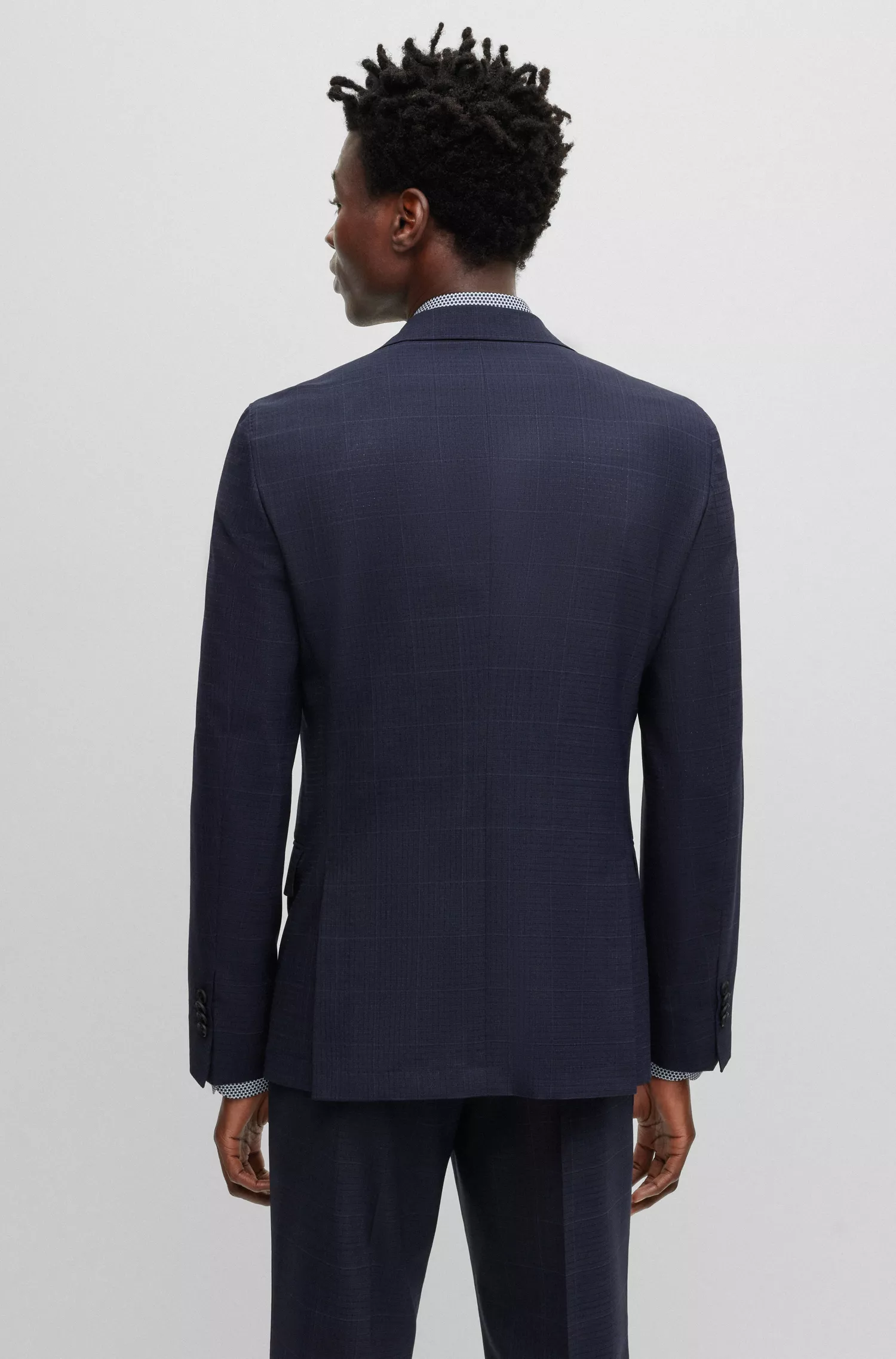 Terno BOSS preto slim-fit em tecido xadrez de alta performance com elasticidade.