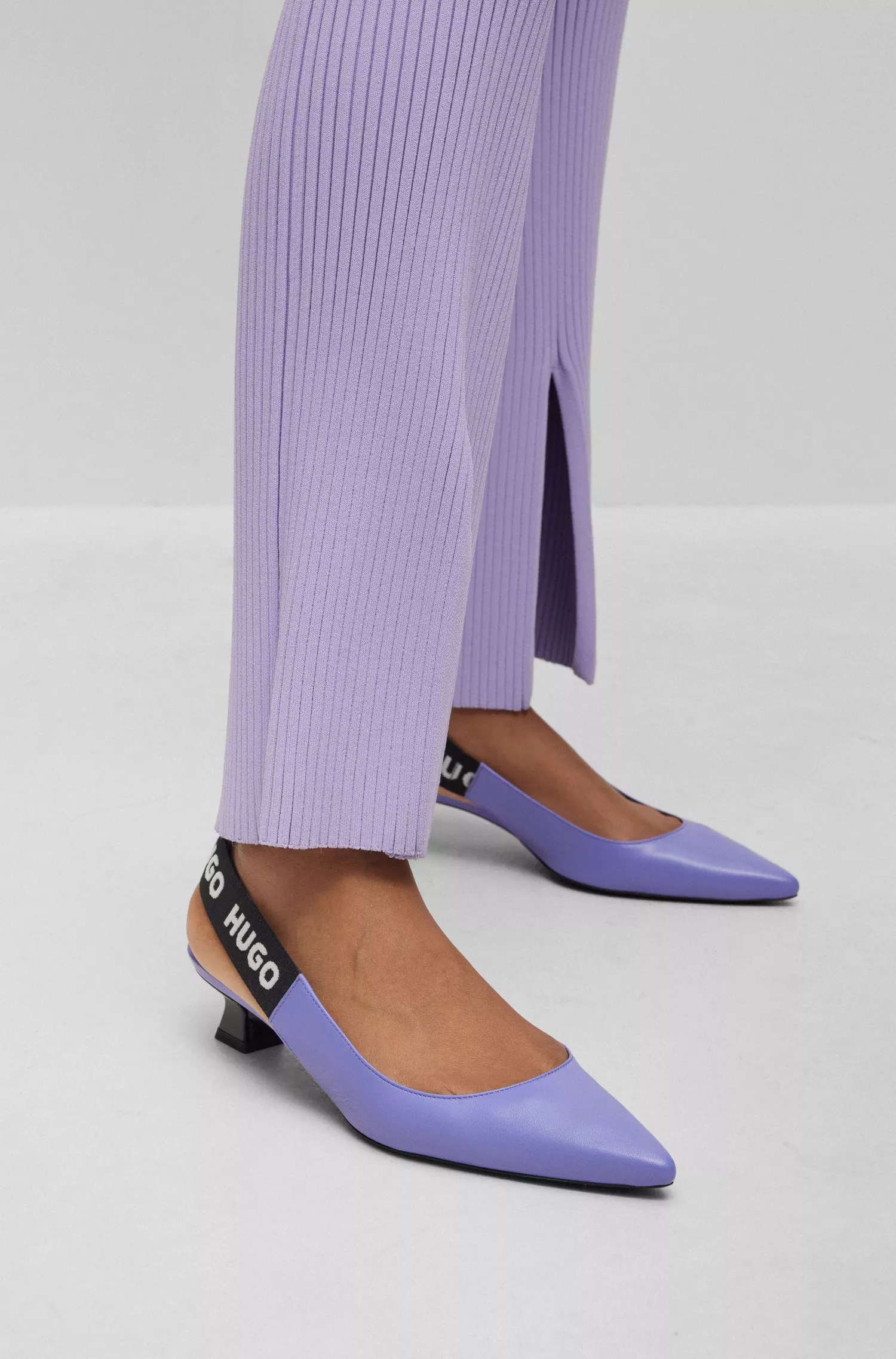 Sapatos de salto alto HUGO vermelhos em couro napa com tira traseira personalizada.