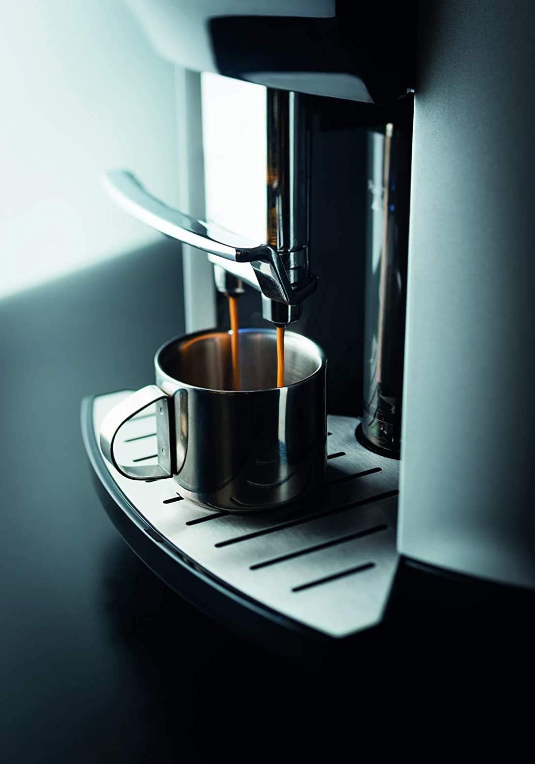 Krups Machine à café grain, 2 expressos simultanés, Ecran LCD, Cafetière espresso compacte, Nettoyage automatique, Buse vapeur pour Cappuccino, Essential noire YY8135FD, Noir
