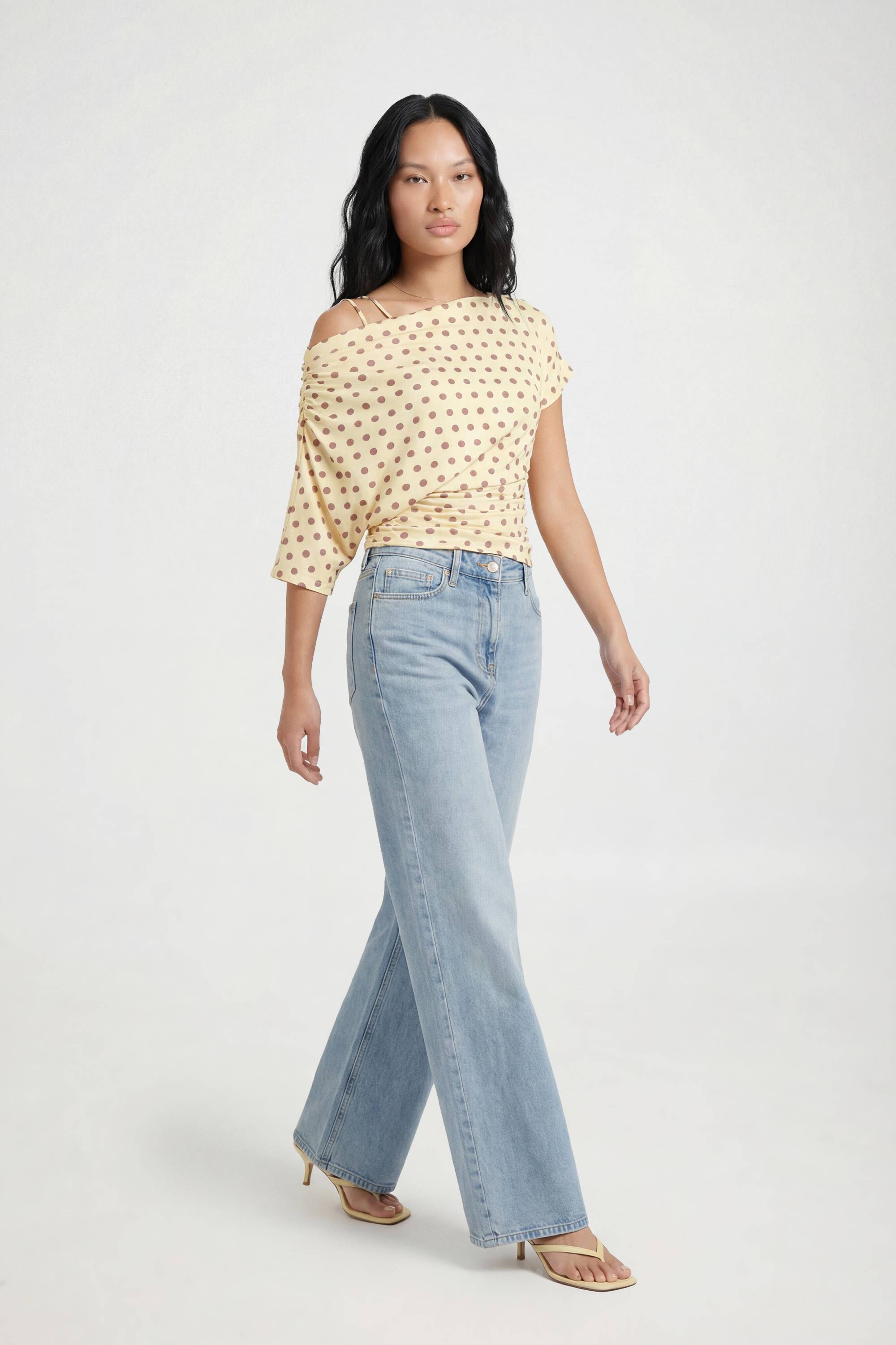 boohoo T-shirt À Pois Épaules Dénudées