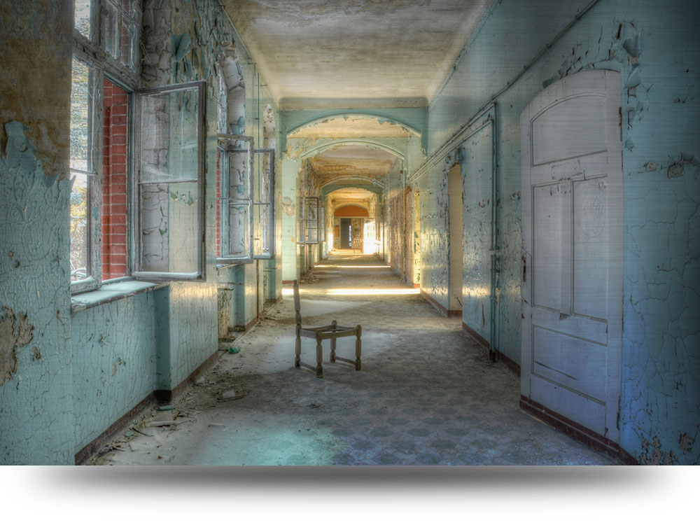 Canvas schilderij - Abandoned Hospital 120 x 80 cm