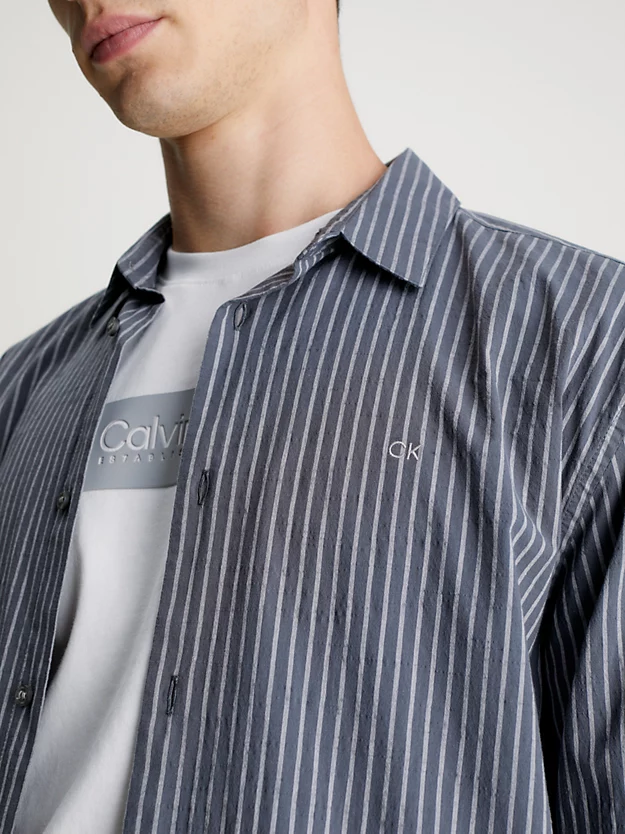 Camisa de algodão texturizado listrada com modelagem relaxada