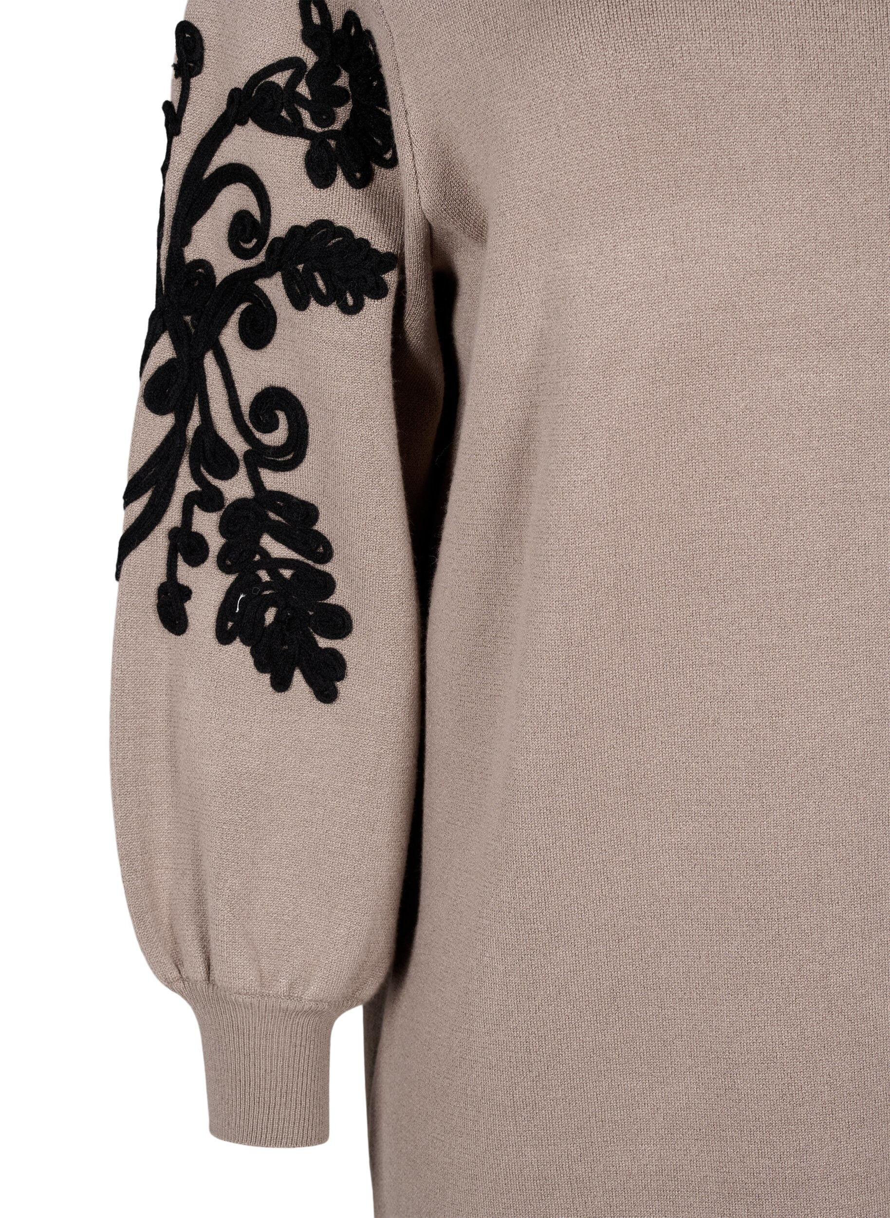 Strikkjole med broderidetaljer