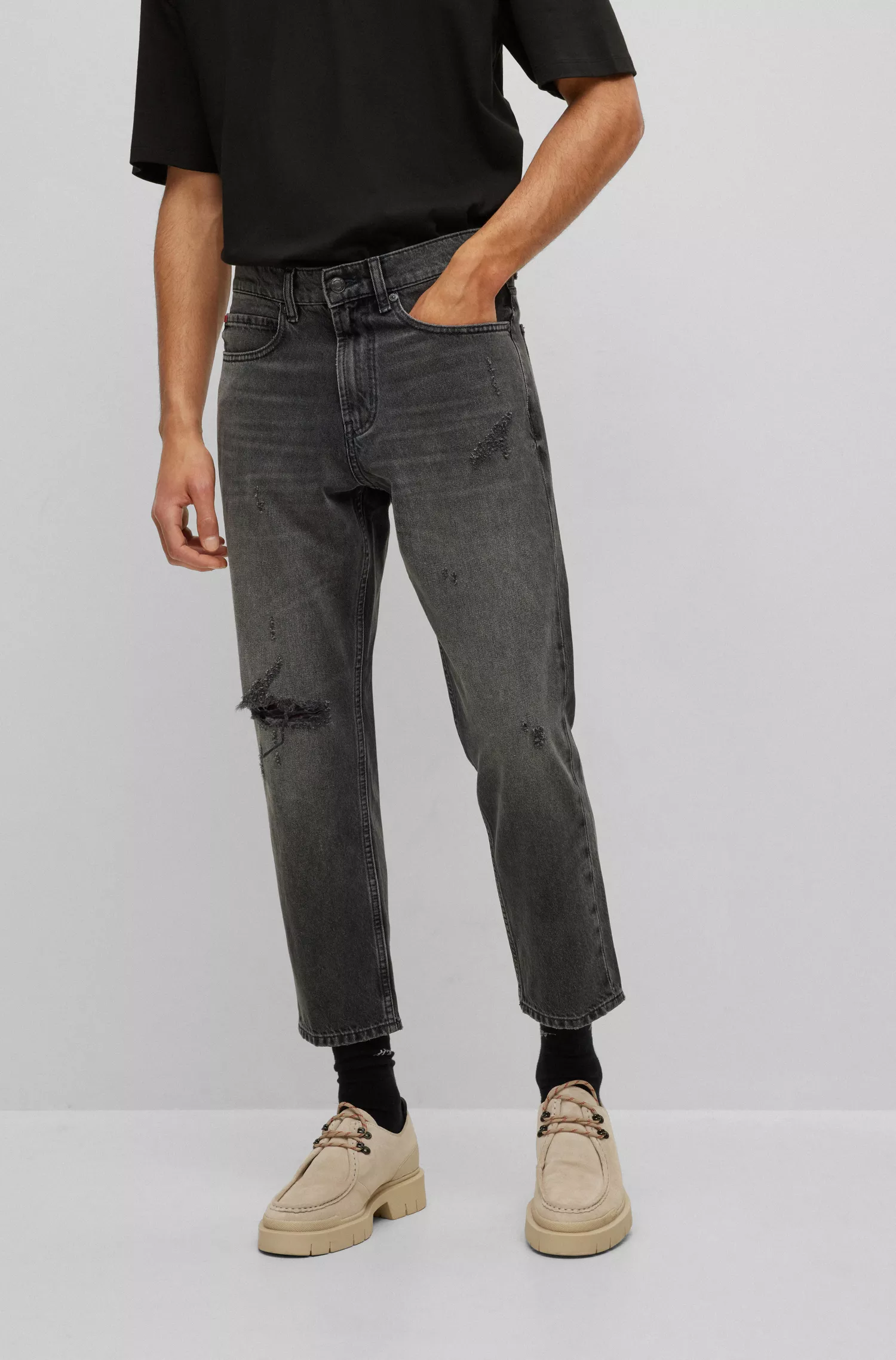 Calça jeans HUGO vermelha, corte regular, em denim rígido cinza.