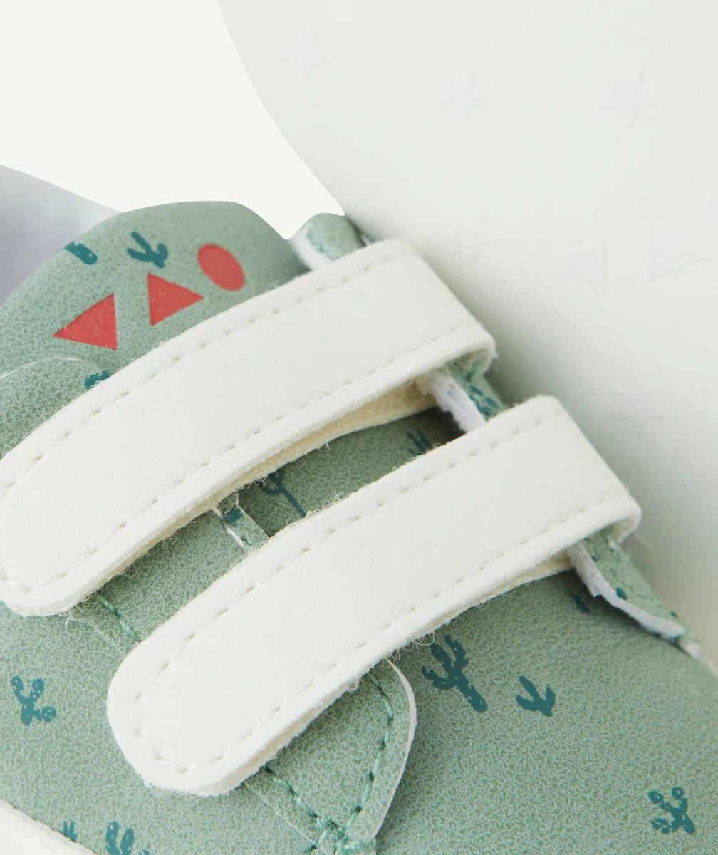 CHAUSSONS STYLE BASKETS BÉBÉ GARÇON VERTS IMPRIMÉS CACTUS