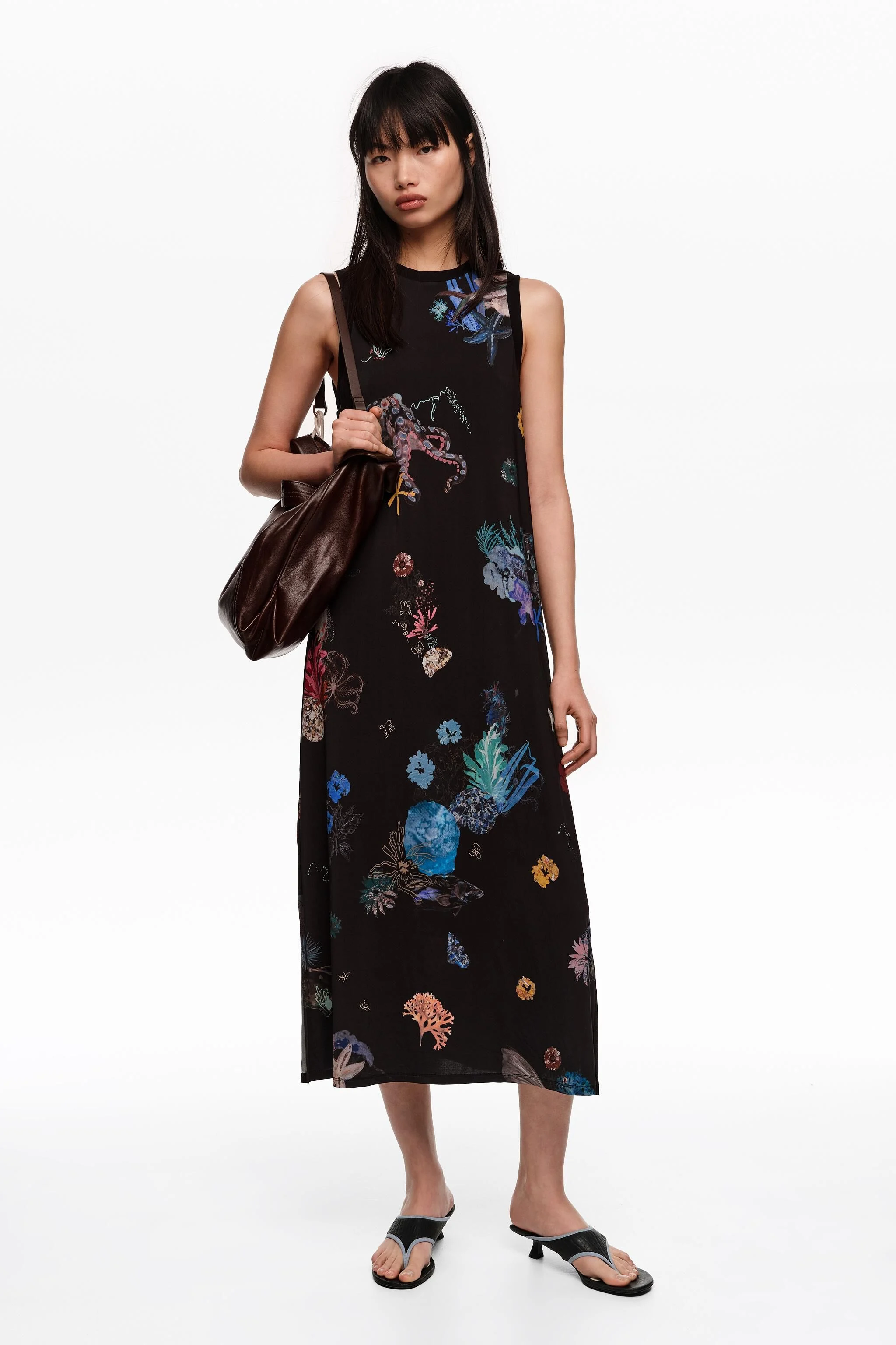 Vestido camiseta preto fluido sem mangas cor de areia