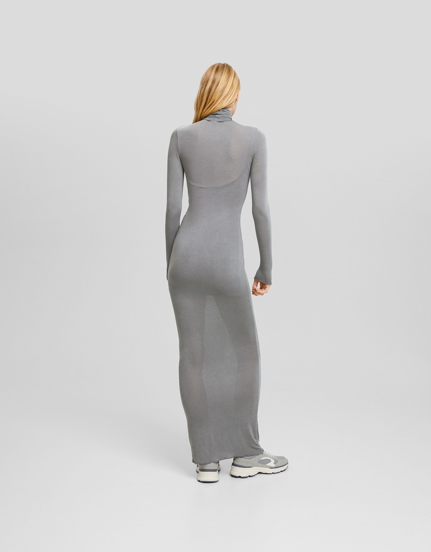 Vestido longo de gola alta e mangas compridas