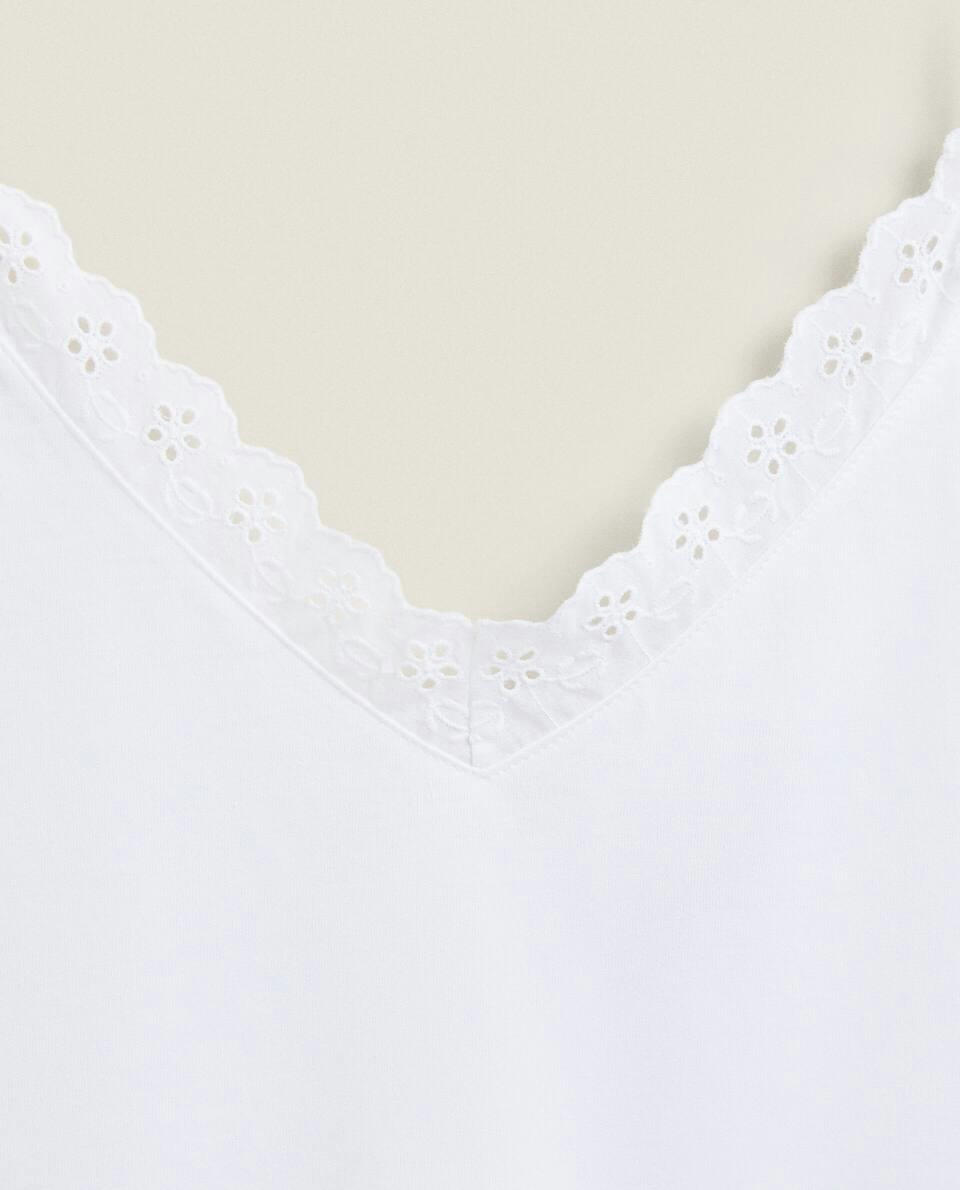 BLUSA COM DETALHES EM RENDA