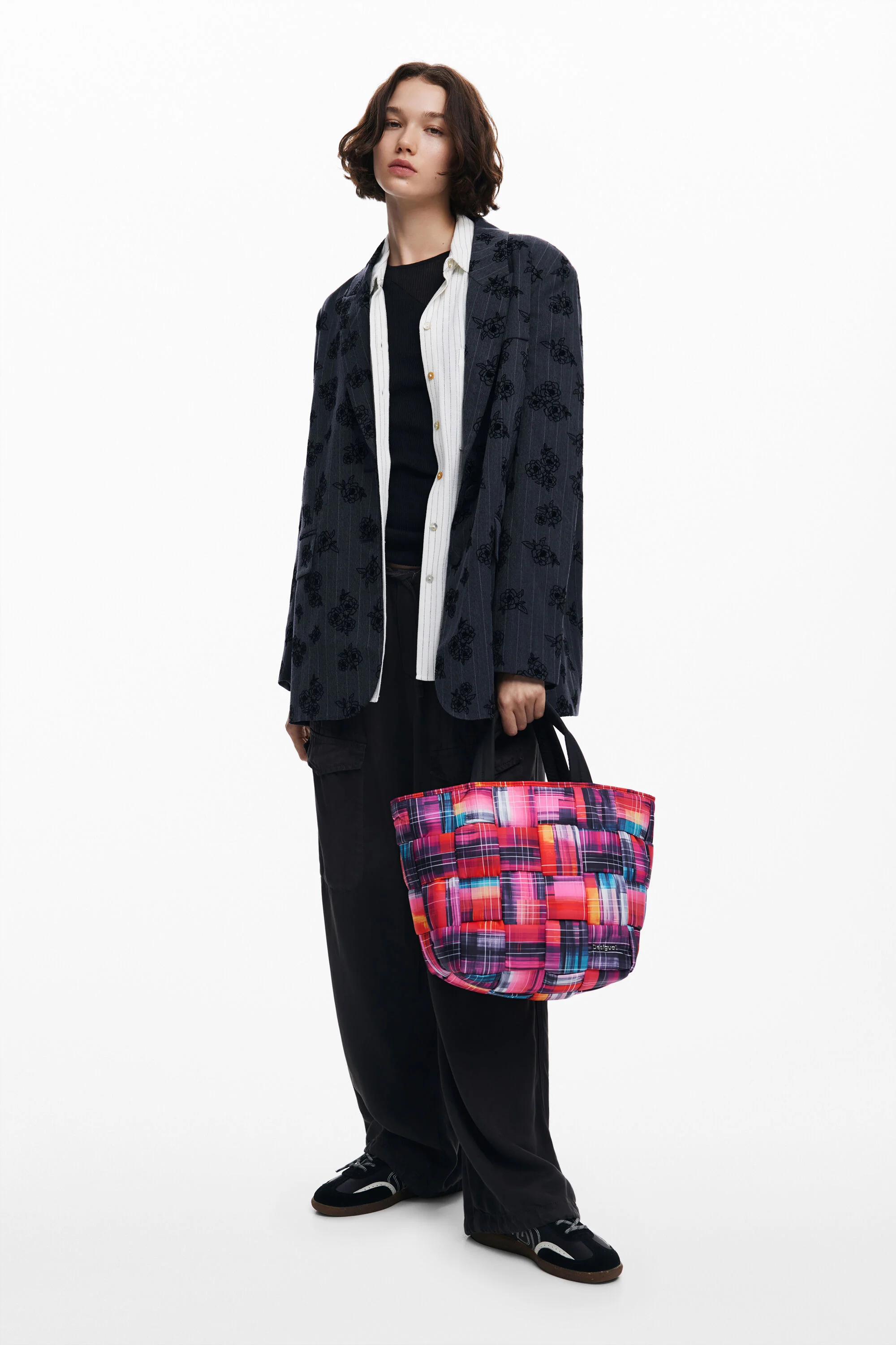 Bolsa artística de nylon com alças multiposicionais.