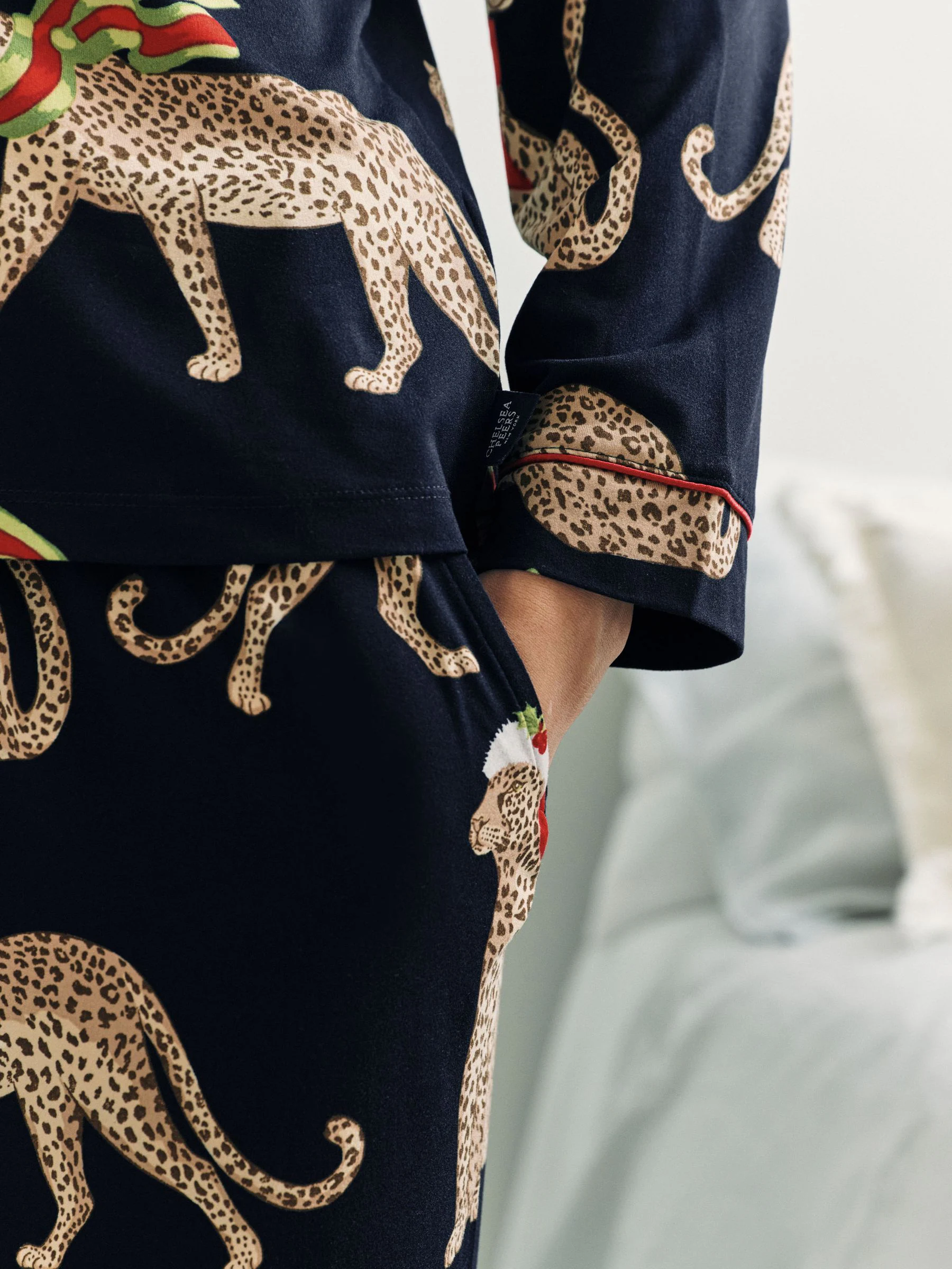 Chelsea Peers lange pyjama met kerstluipaardprint