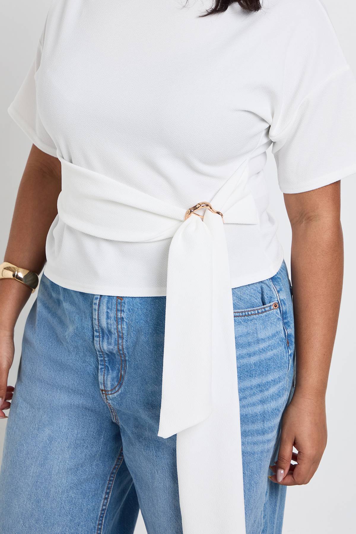 boohoo Haut À Manches Courtes En Crêpe Avec Encolure Montante, Ceinture À Détail Doré