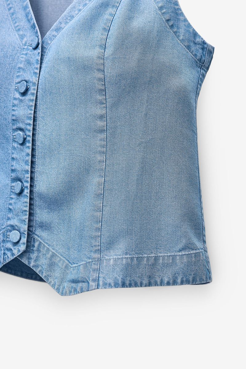 TOP COM BOTÕES EM CHAMBRAY