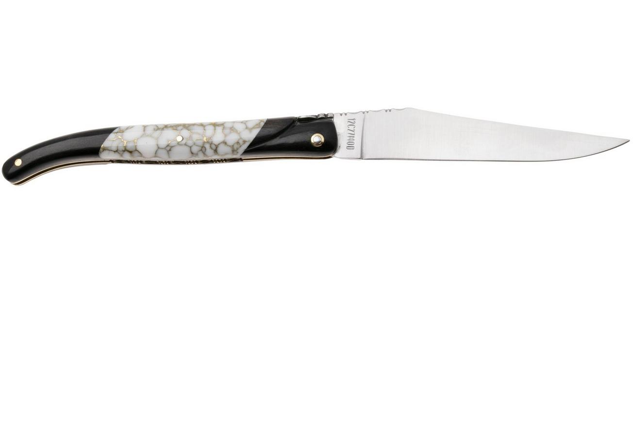 Laguiole en Aubrac Ebony, Howlite Gold Inlay, Handcarved Brass Plates, zakmes, 12 cm