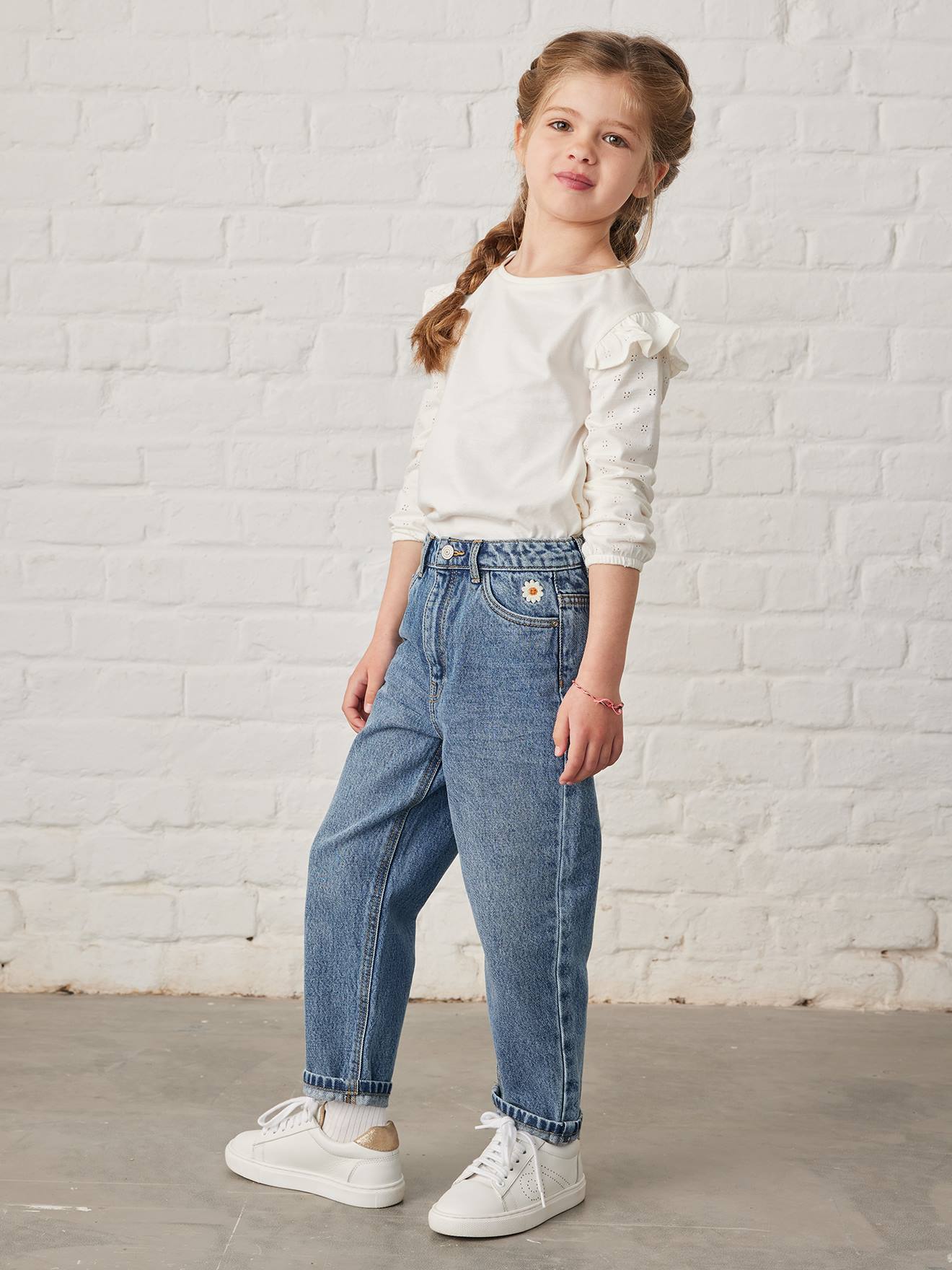 Calça jeans folgada estilo boyfriend para uma garota que curte maconha.