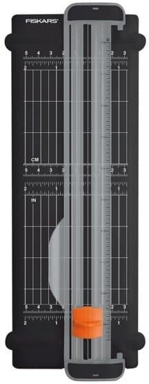 Fiskars A5 SureCut™ Titanium papirskjærer i resirkulert materiale, 22 cm.
