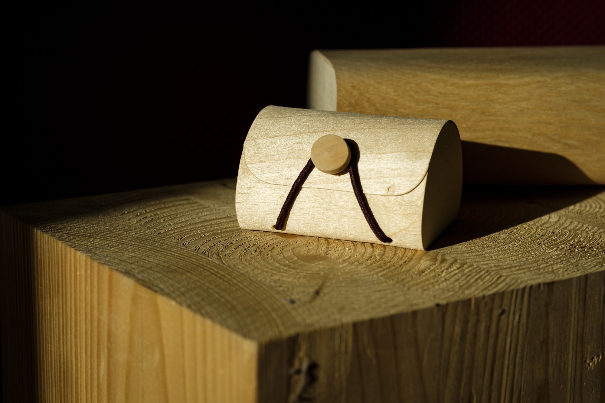 Box 'Bani' mit Knopfverschluss, Birkenholzfurnier, T 7,5 cm, B 6,5 cm, H 4,5 cm von fischer's lagerhaus