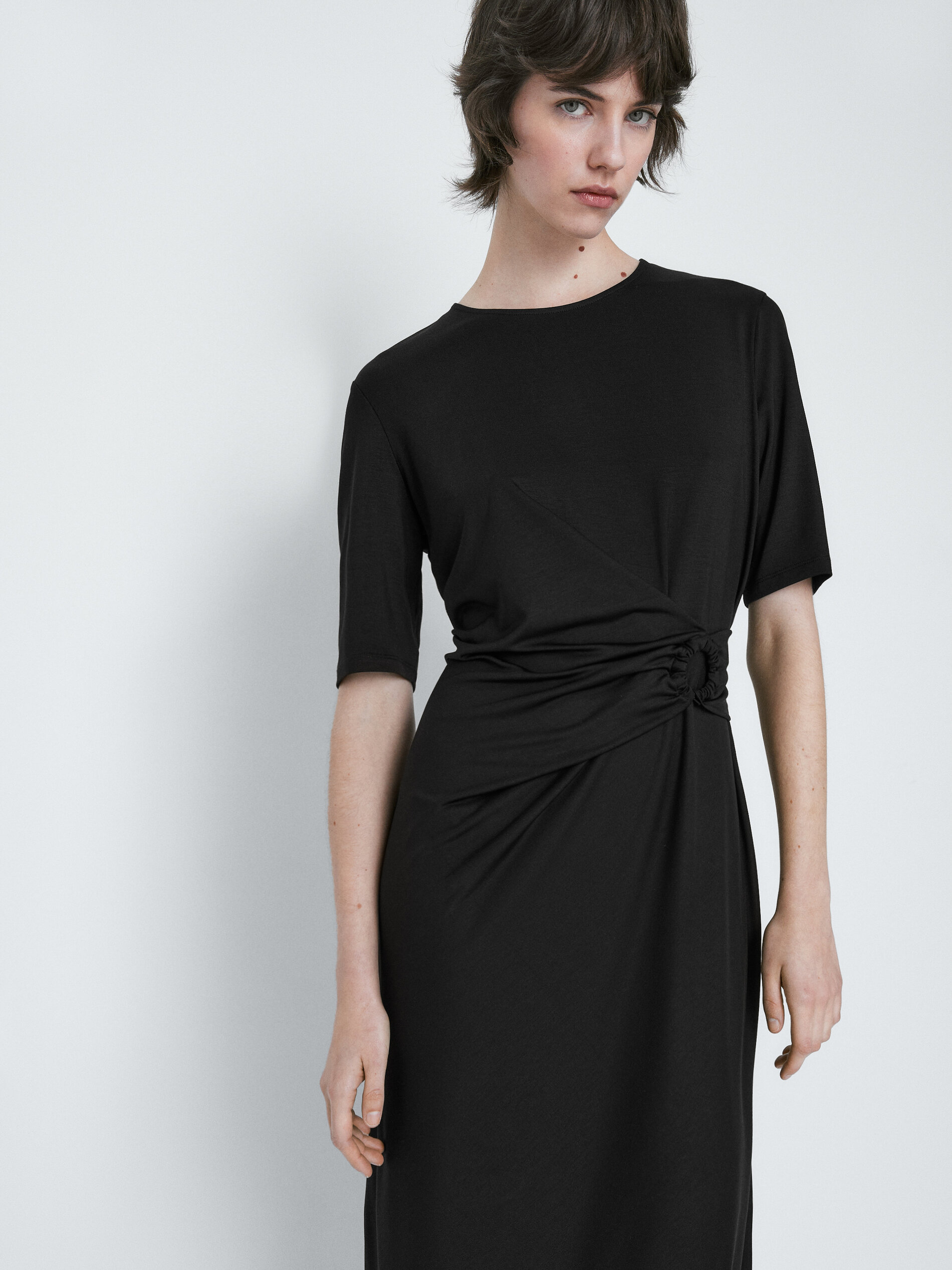 Detalhe de vestido preto em Argolla - PRETO