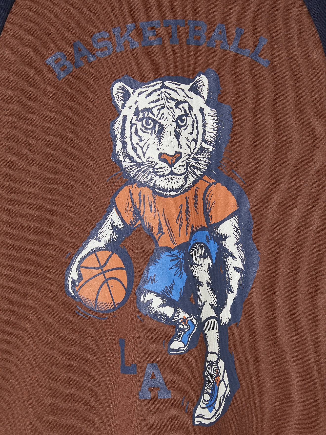 Camiseta esportiva infantil para meninos, na cor chocolate, com estampa de tigre e jogador de basquete.