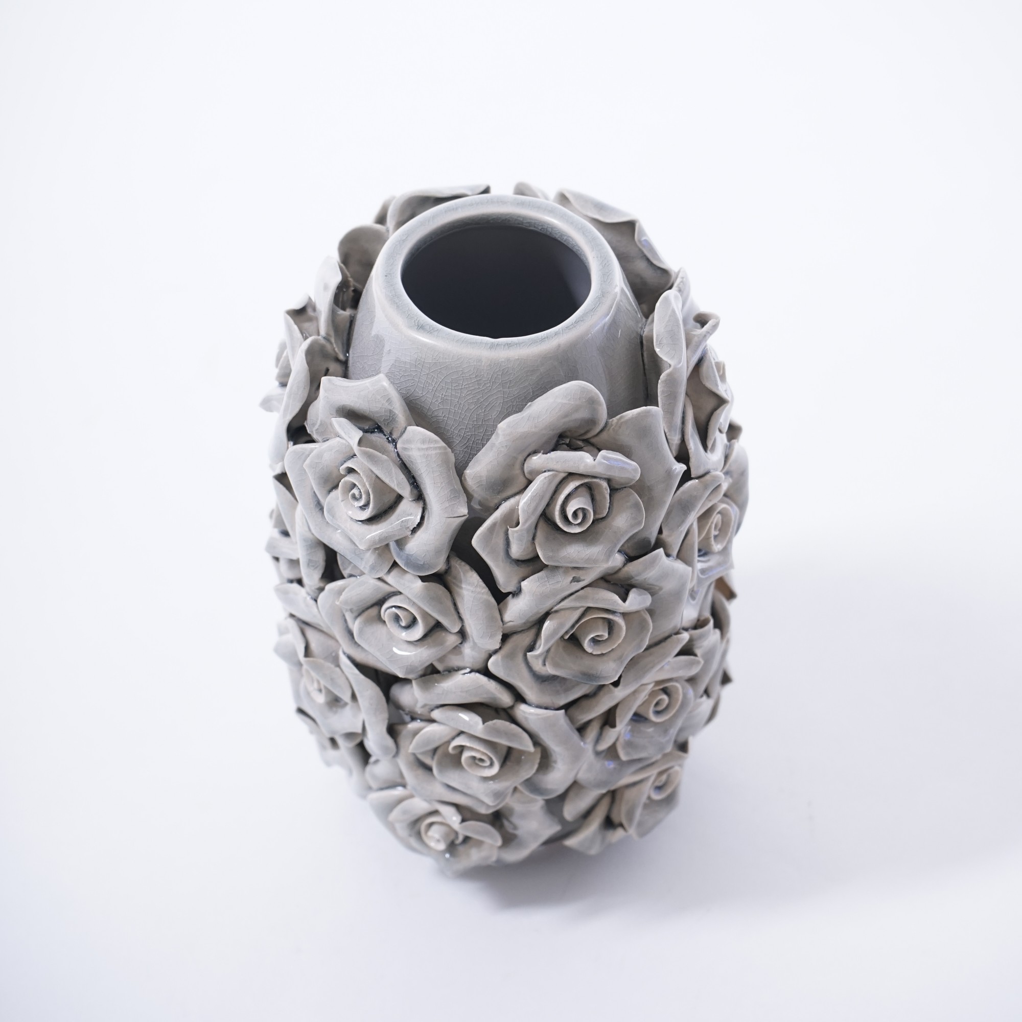 Vase 'Rosa Violaceus', mit handmodellierten Blüten, grau, Ø 11,5 cm, H 17 cm von fischer's lagerhaus