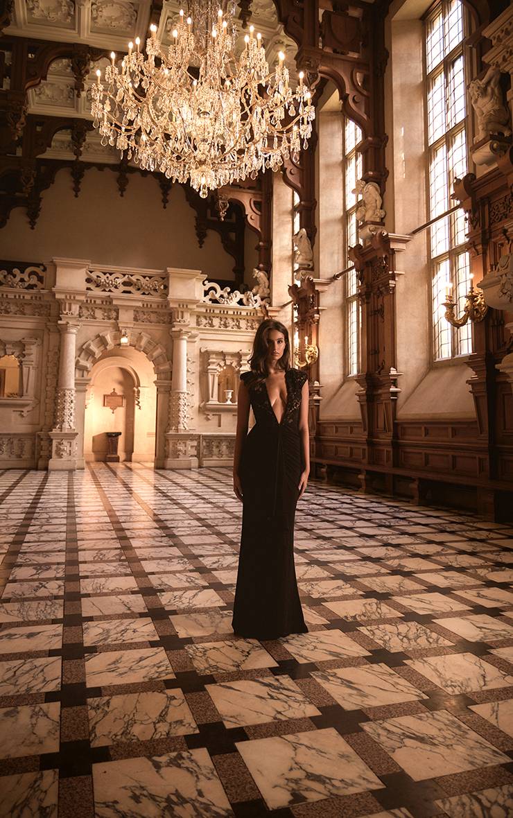 Noir Robe Maxi Moulante Froncée À Dentelle Plt Label Avec Décolleté Plongeant Et Épaules Sculptées