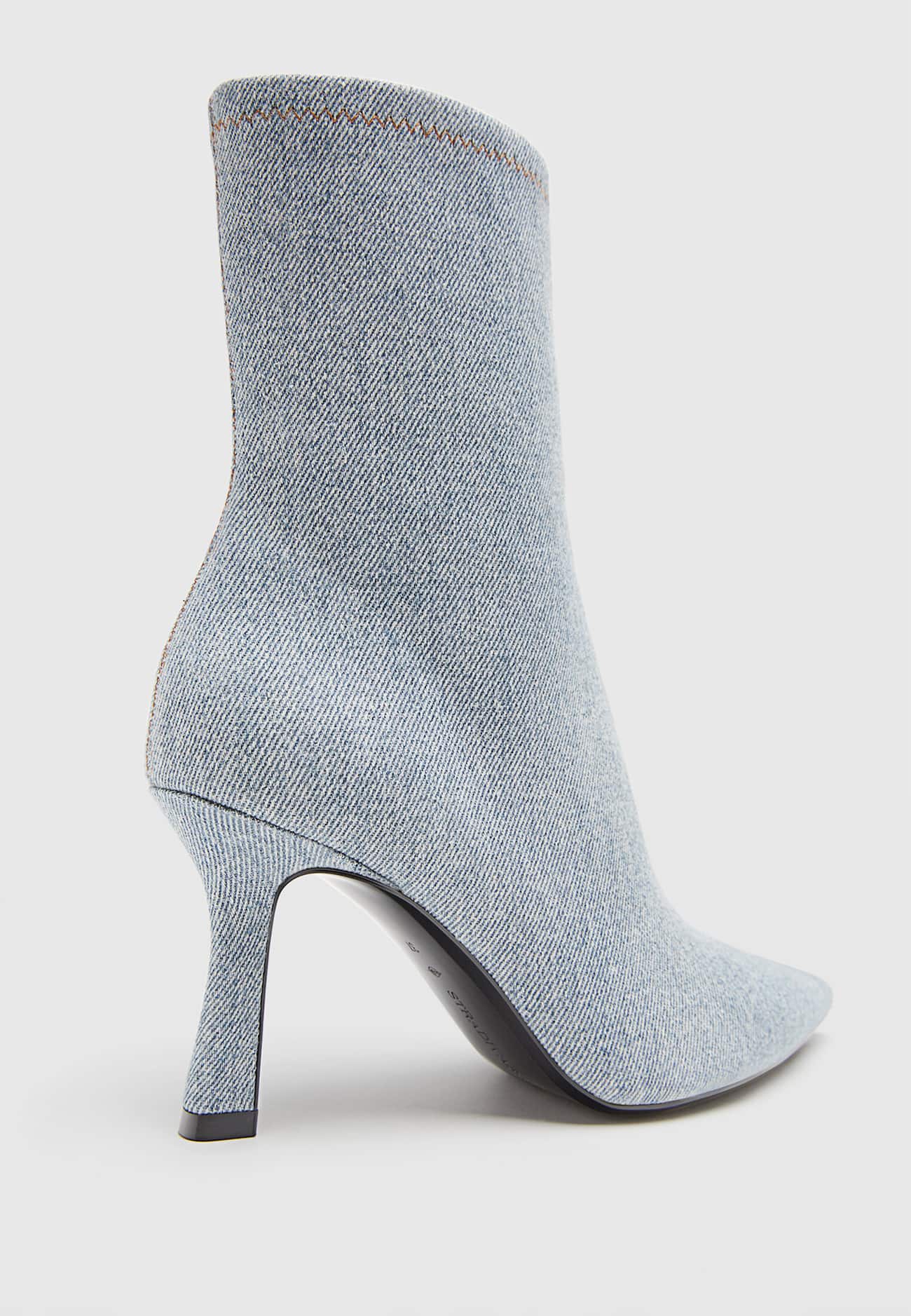 Botas de cano curto de salto alto em jeans