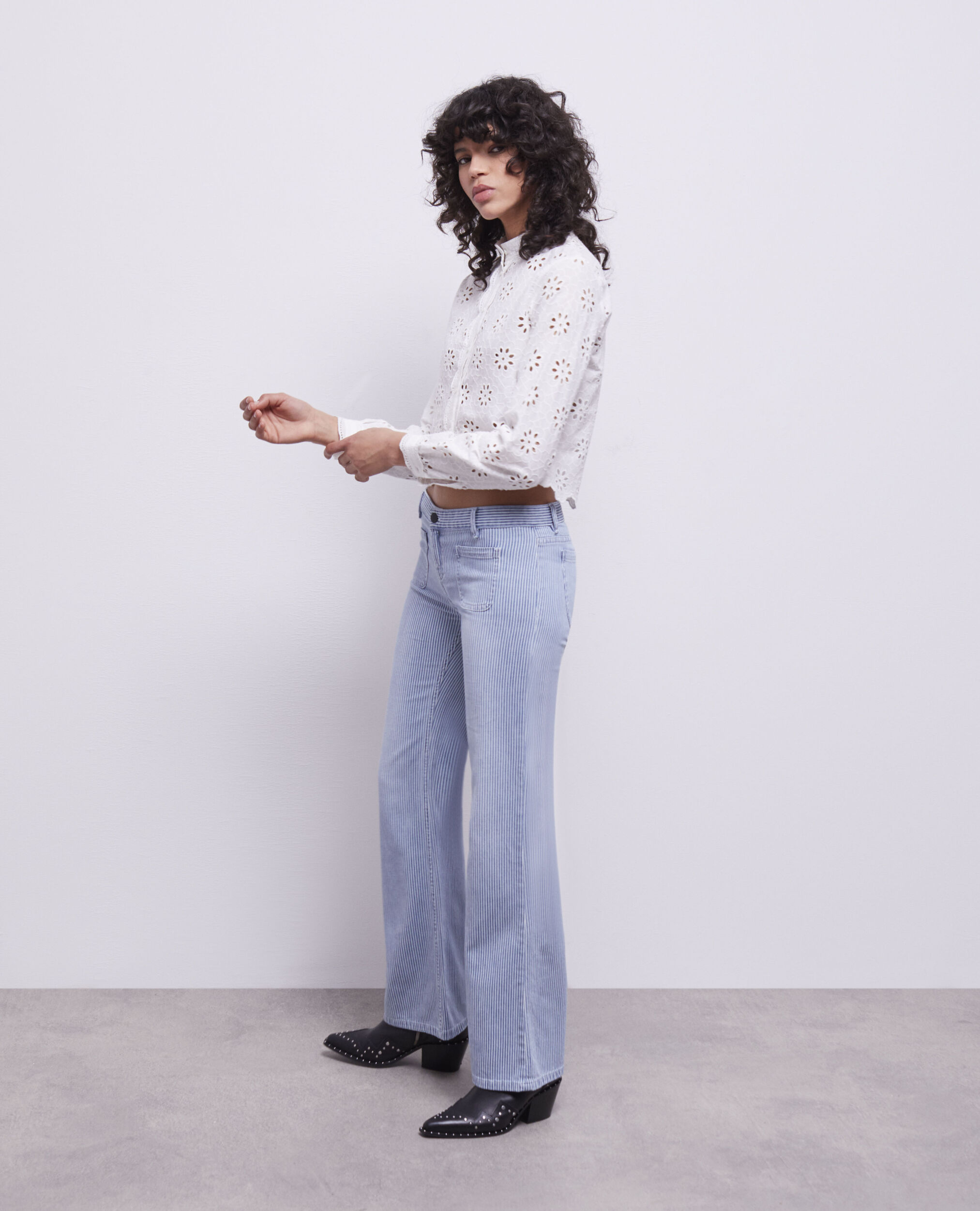 Jean à rayures bleues et blanches