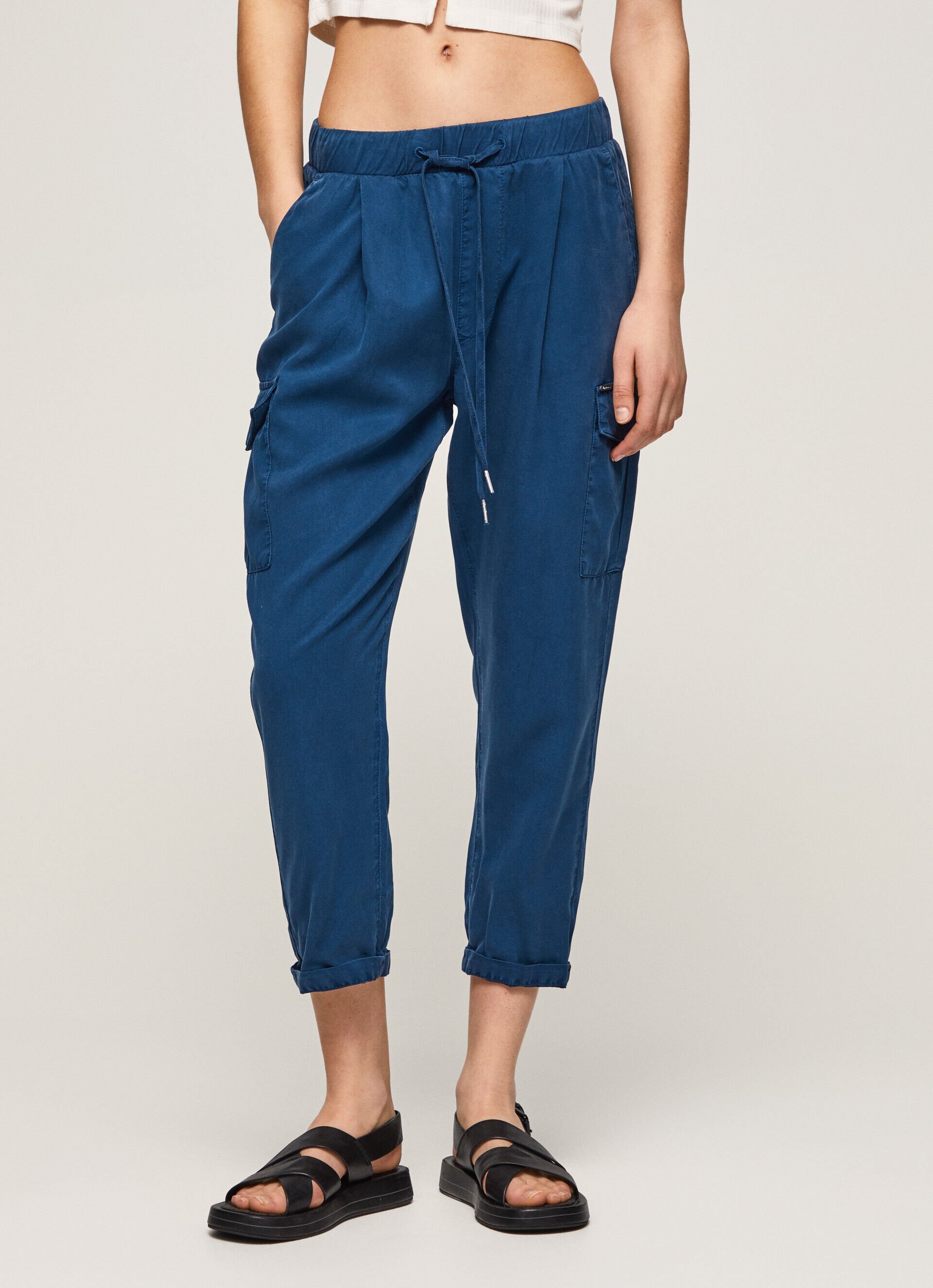 Calça cargo em tecido fluido - azul oceano