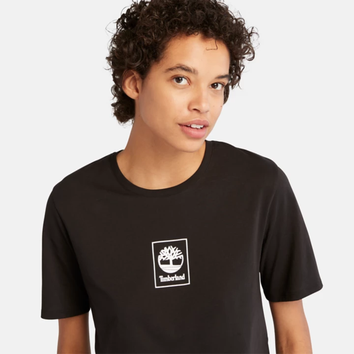 Camiseta feminina preta com logo da Stack