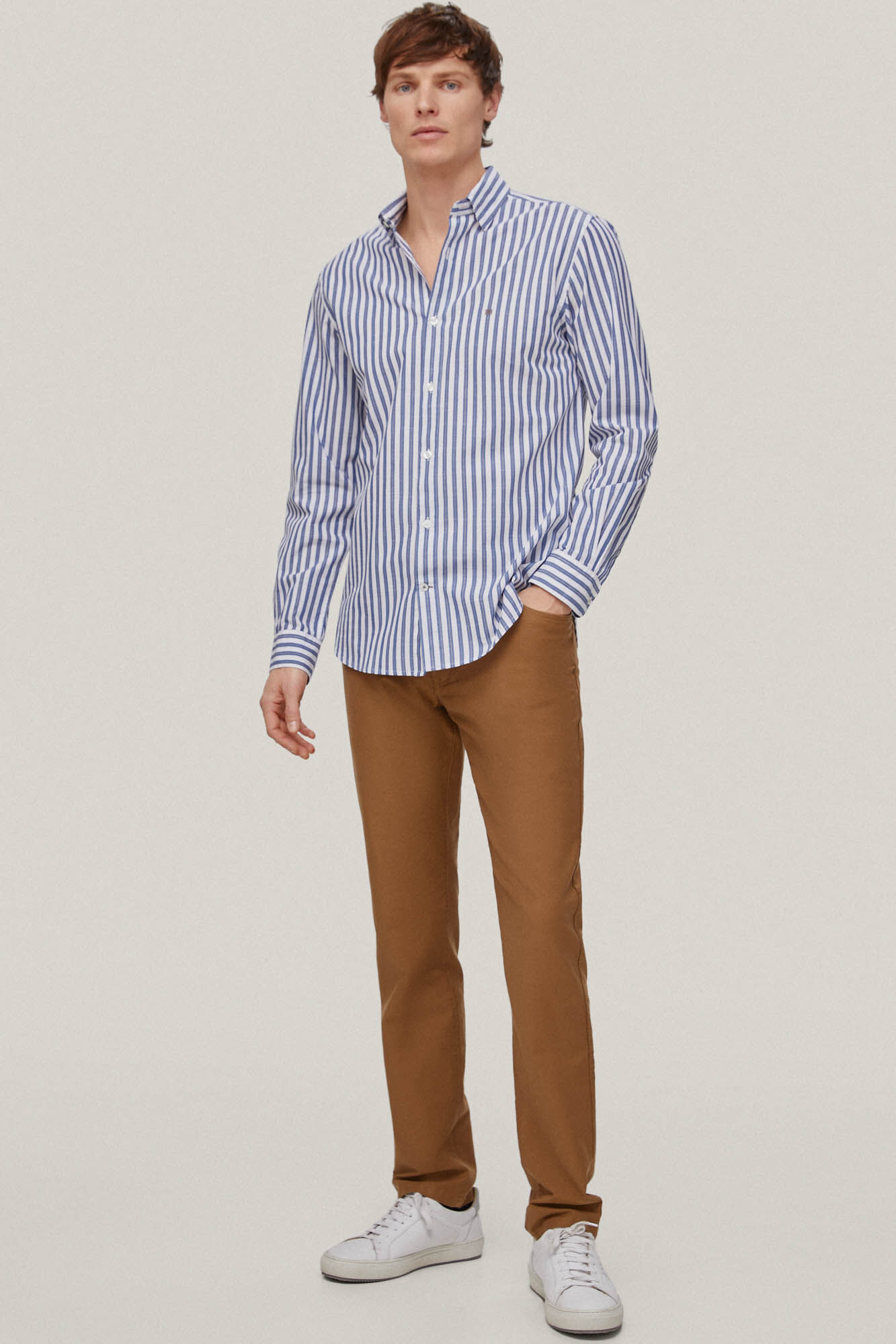 Calça de corte justo com 5 bolsos - Marrom