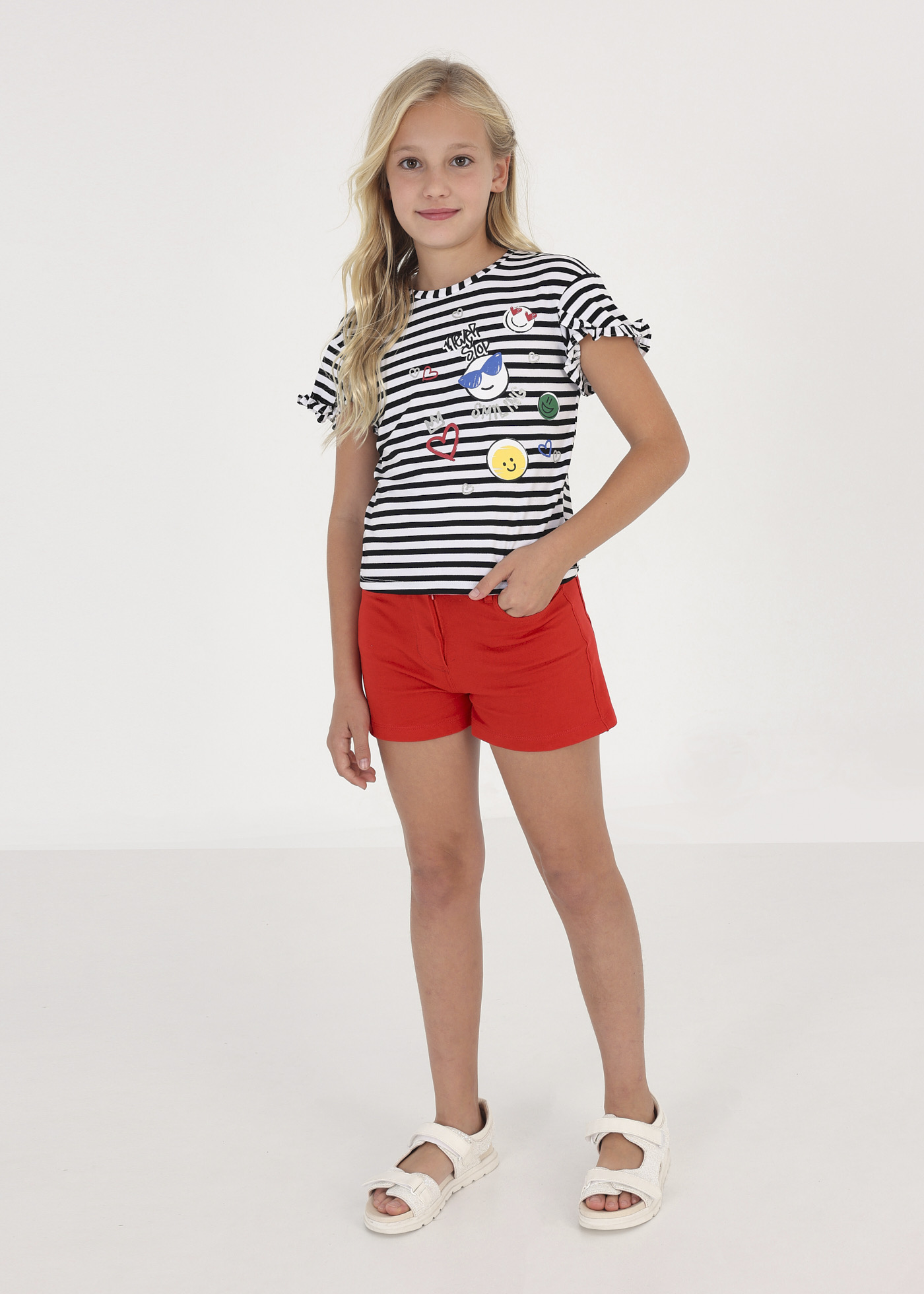 Camiseta listrada de manga curta para meninas com estampa.