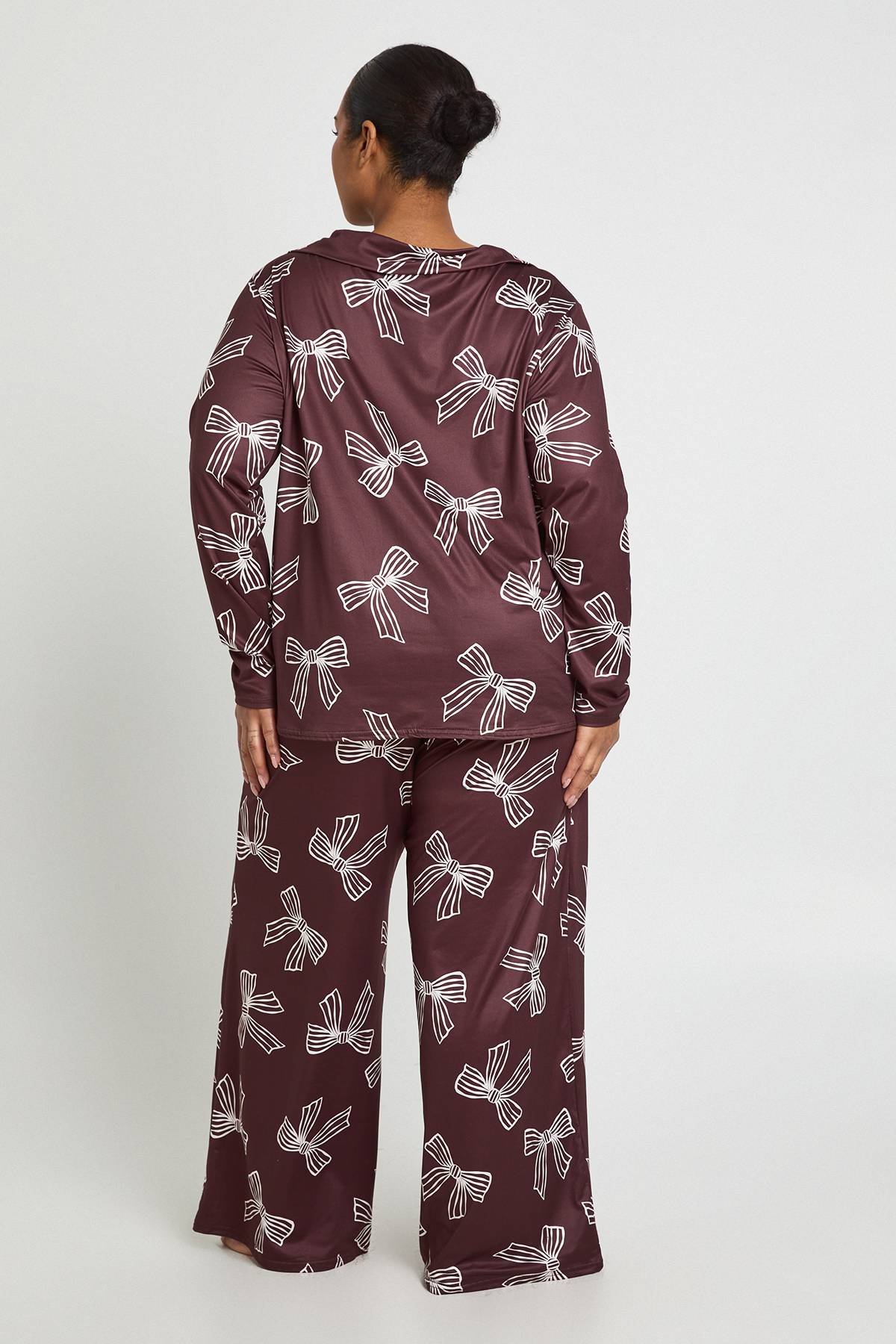 boohoo Chemise à manches longues à imprimé nœud Plus & ensemble pyjama pantalon
