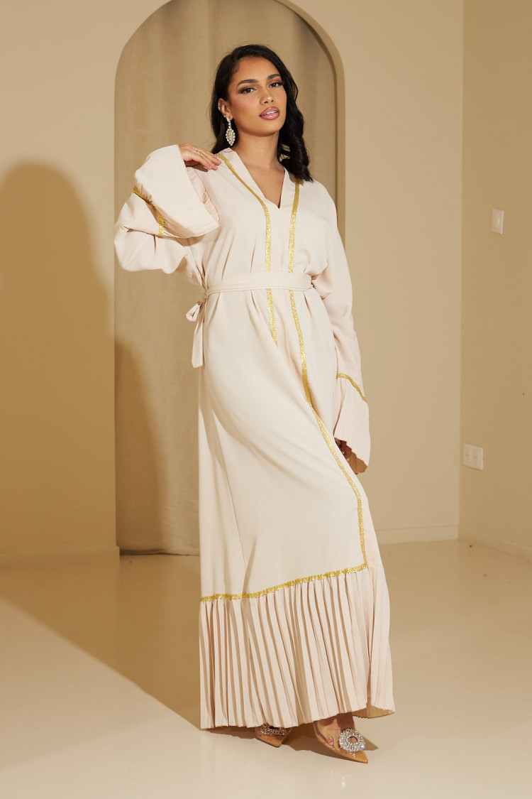 Abaya beige fluide à dorures et plissées