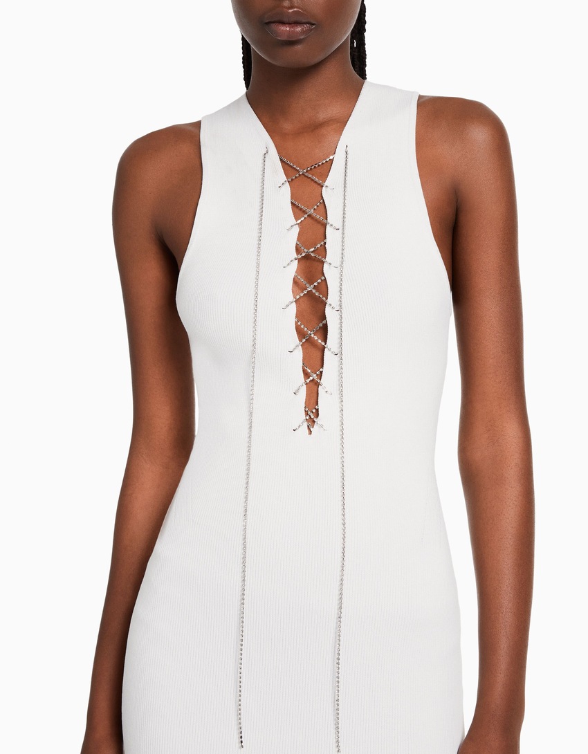 Vestido curto de malha sem mangas com strass