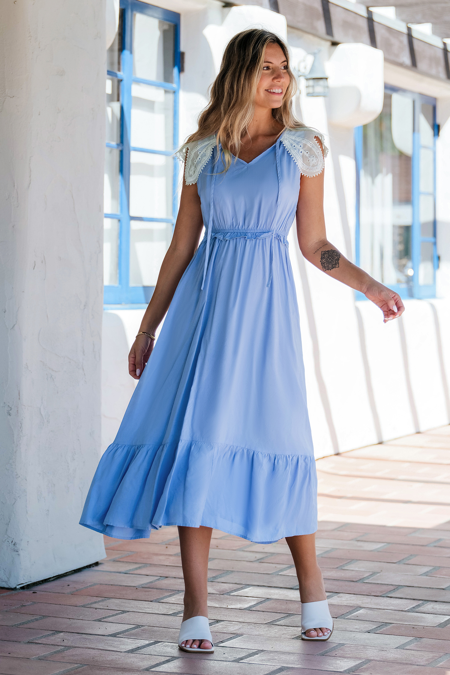 Robe maxi à col fendu et manches en dentelle bleu ciel