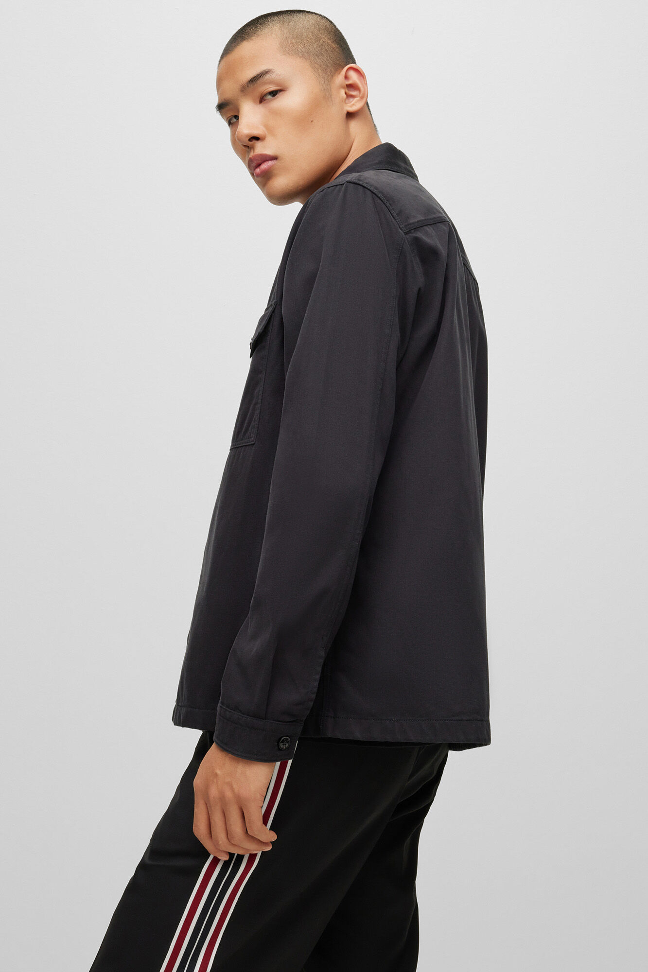 Sobretudo oversized em sarja de algodão com gola em cunha.