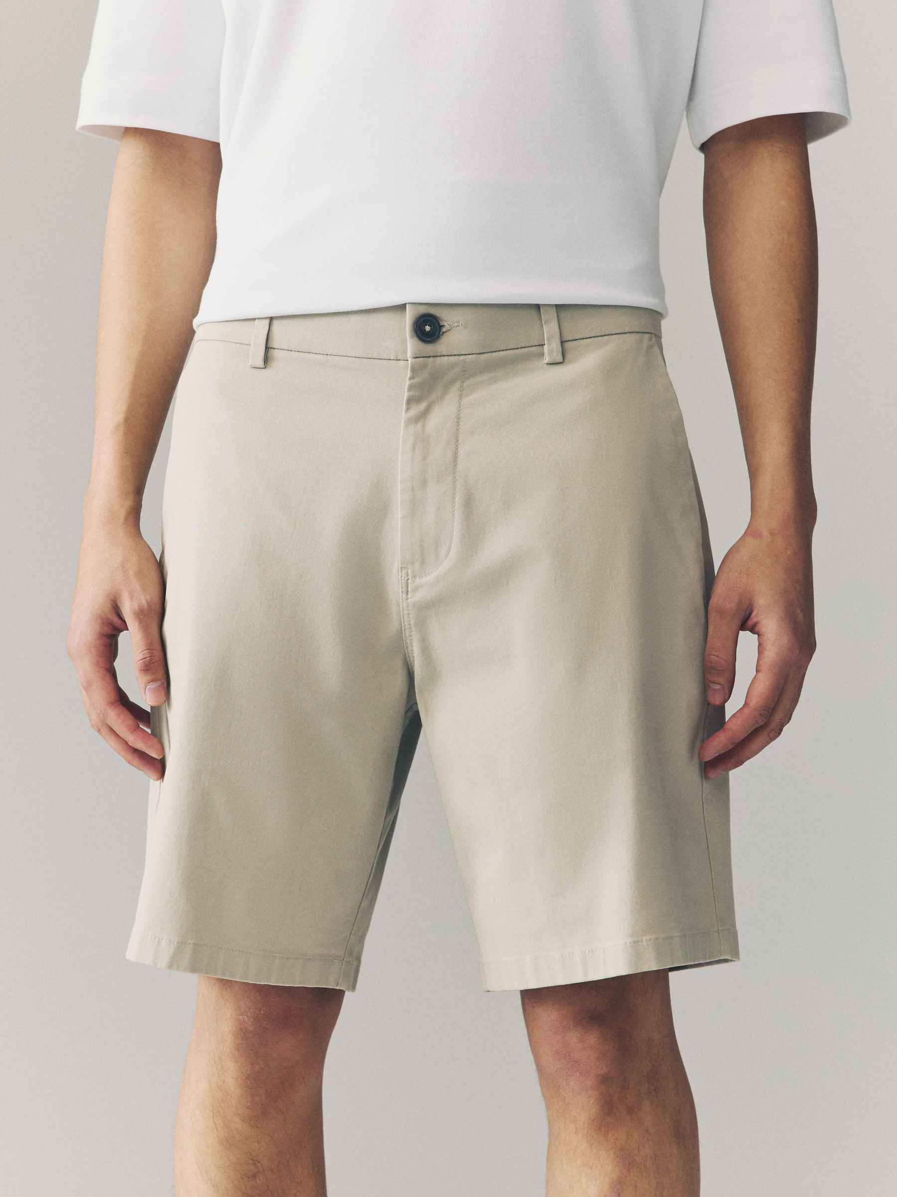 Marineblauw/kiezelkleurig - Ruimvallende pasvorm. - Set van 2 chinoshorts met stretch