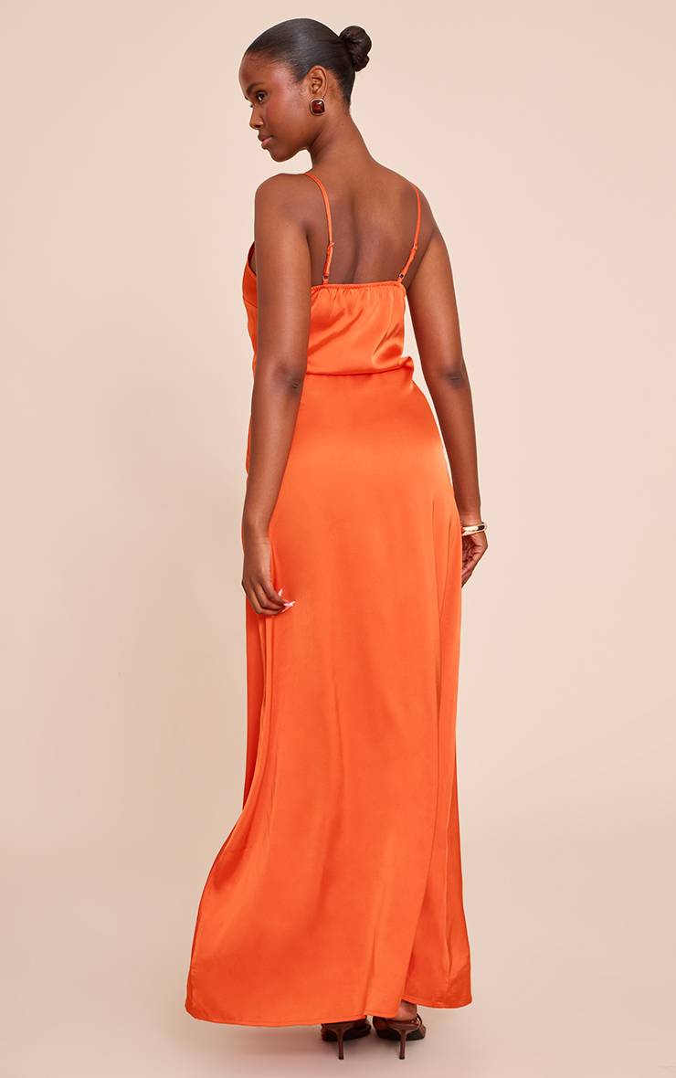 Orange Robe Longue En Satin À Encolure Dégagée Et Bretelles Fines