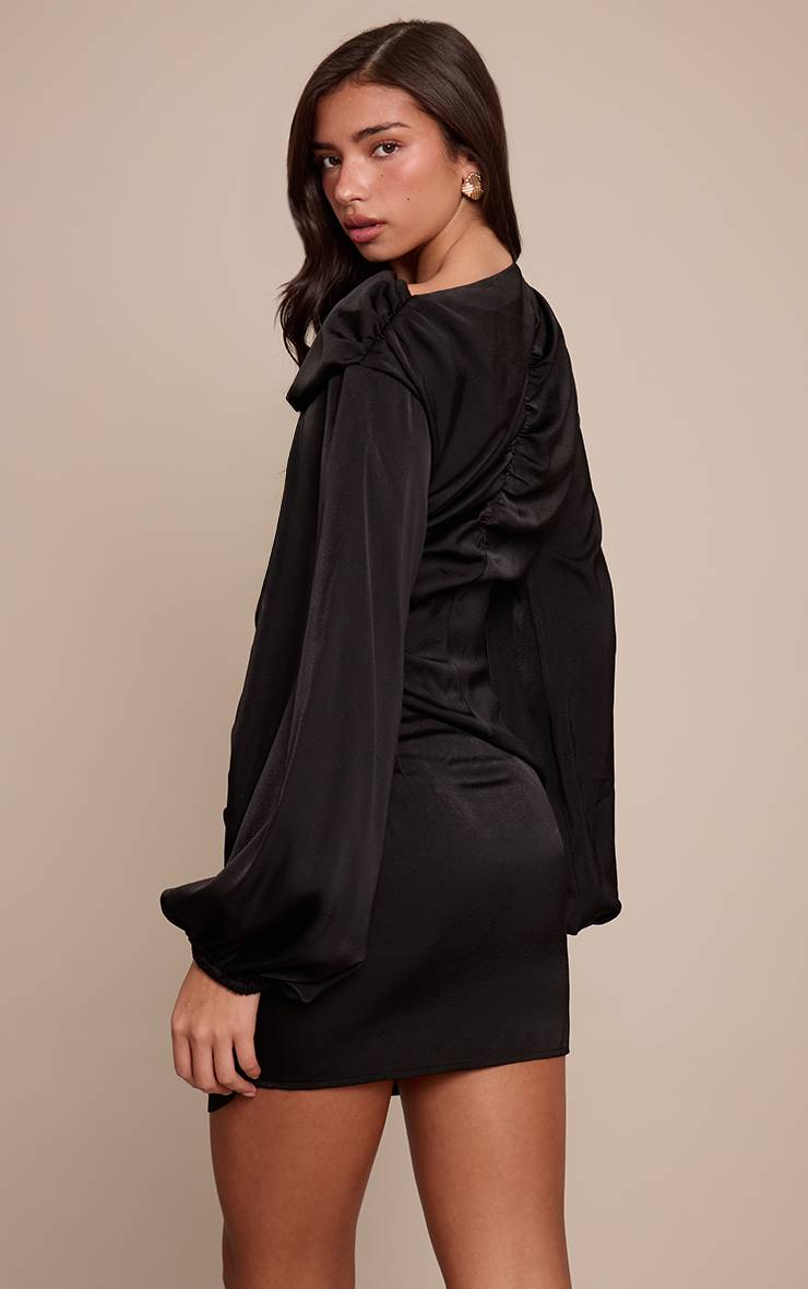 Noir Robe Courte Droite En Satin À Manches Longues Avec Découpes
