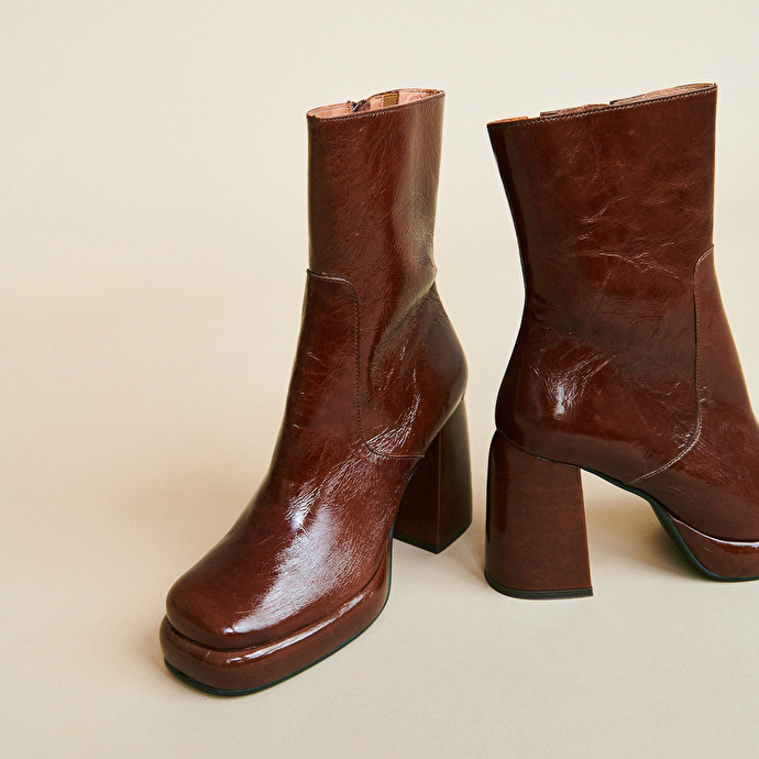 Boots à plateformes et bouts carrés  en cuir brillant marron