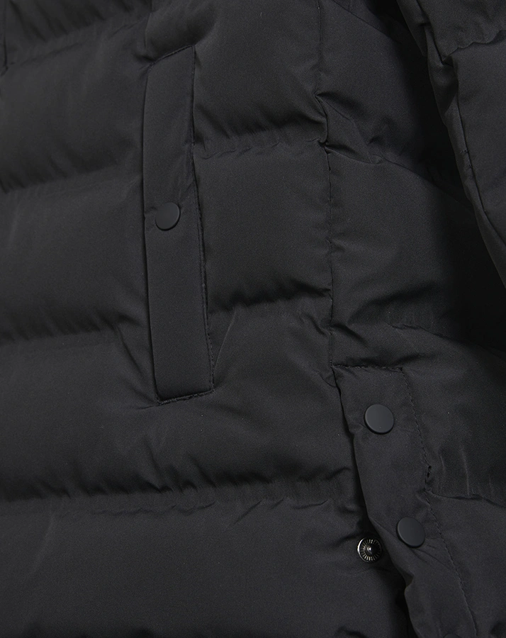 Steppmantel OMSLUTTE in schwarz