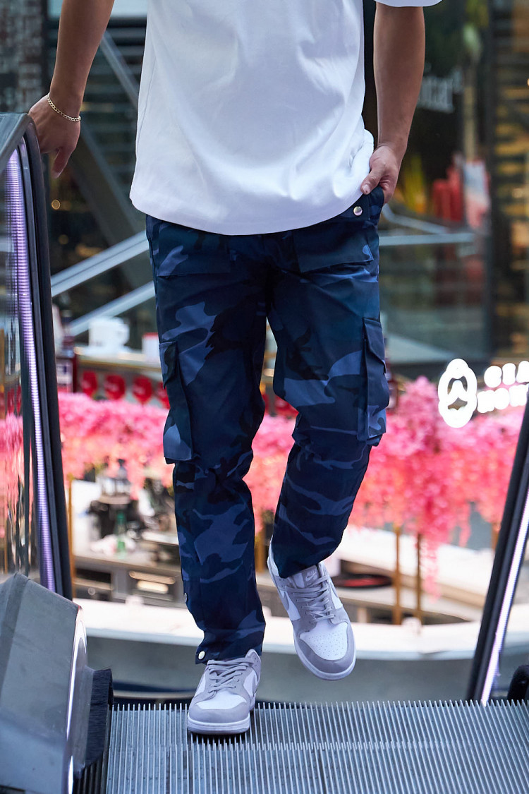 Pantalon de jogging cargo motif camouflage bleu