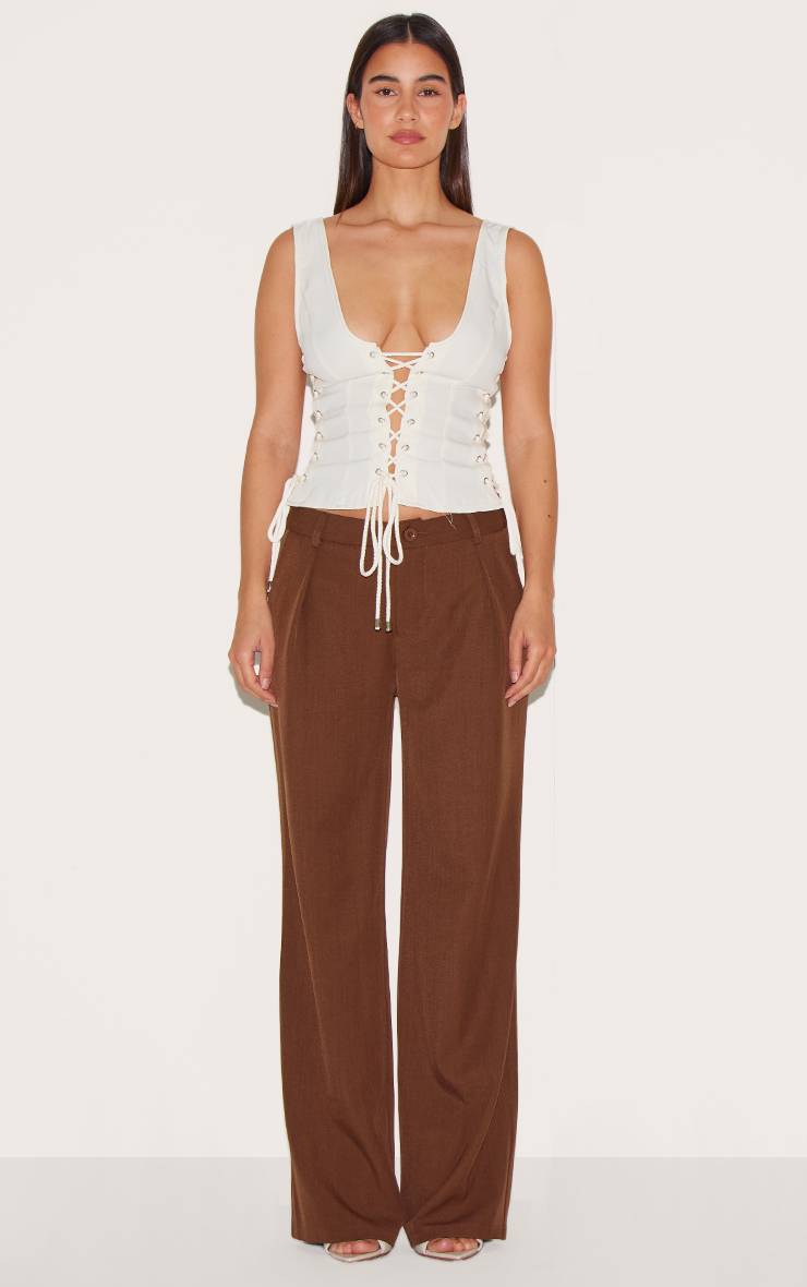 Crème Top Sans Manches Plongeant Avec Détail Lacé En Tissu Tissé
