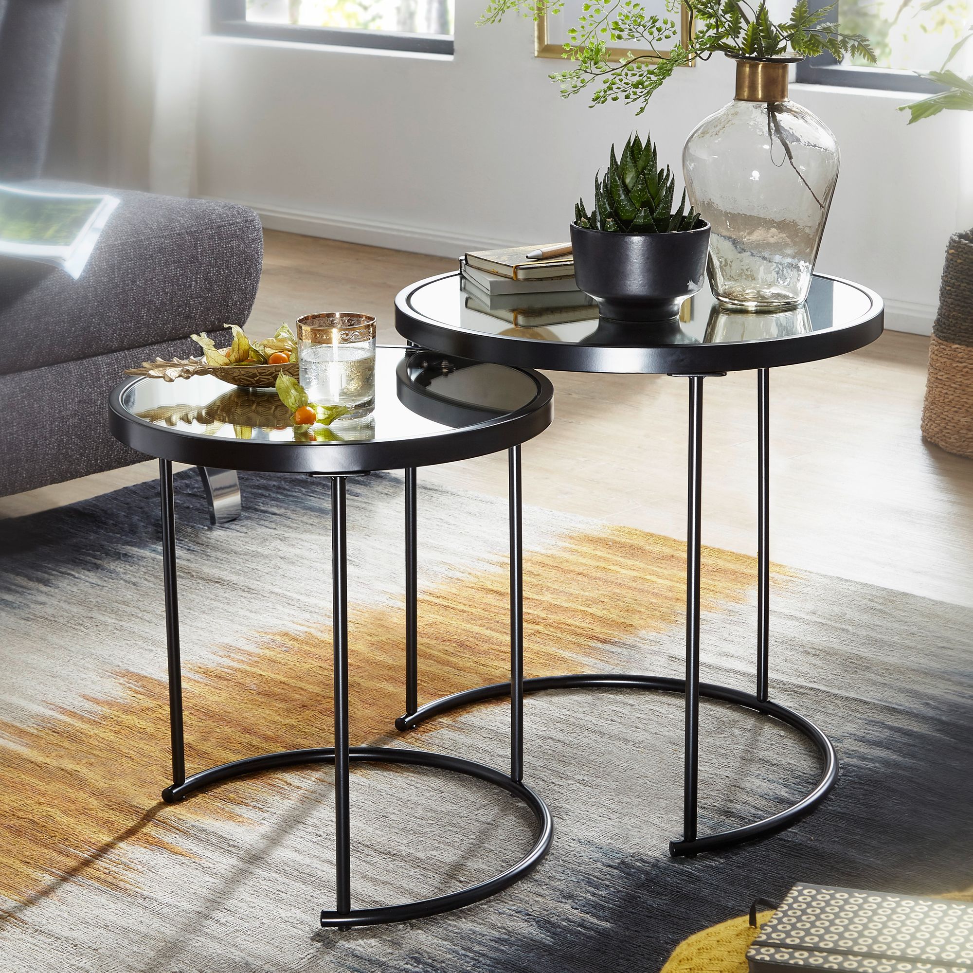 KADIMA DESIGN Edles Beistelltisch Set mit Glasplatten, modernes Design, schwarzer Farbton, 50x50,5x50 cm und 42x45,5x42 cm.